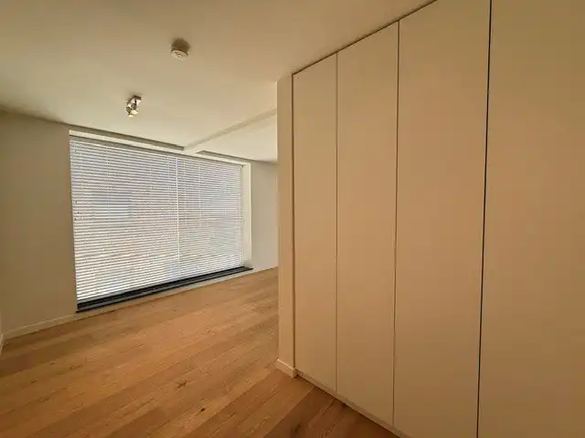 Luxe duplexappartement te huur in het hart van Maaseik, met lift, 2 slaapkamers en 2 terrassen.  foto 2