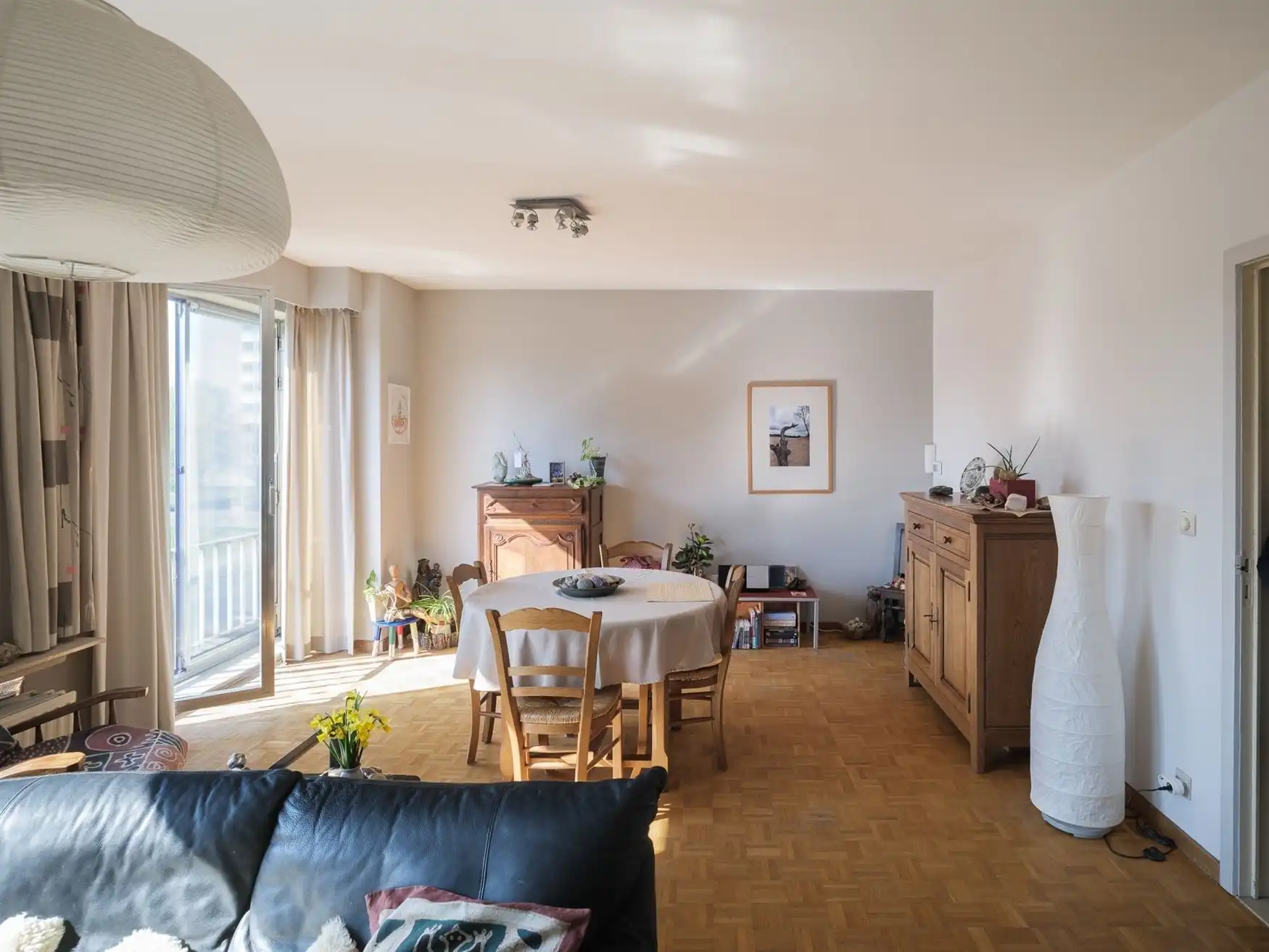 Ruim, lichtrijk appartement (115m²) in Sint-Amandsberg. foto {{pictureIndex}}