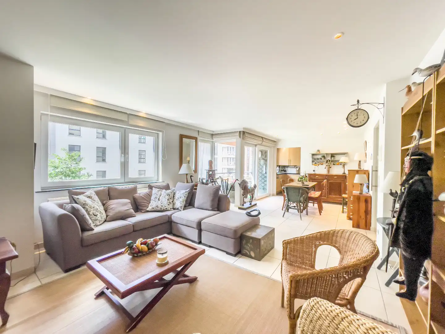 Zonnig appartement met mooie gevelbreedte en terras, gelegen in het centrum van Knokke. foto {{pictureIndex}}