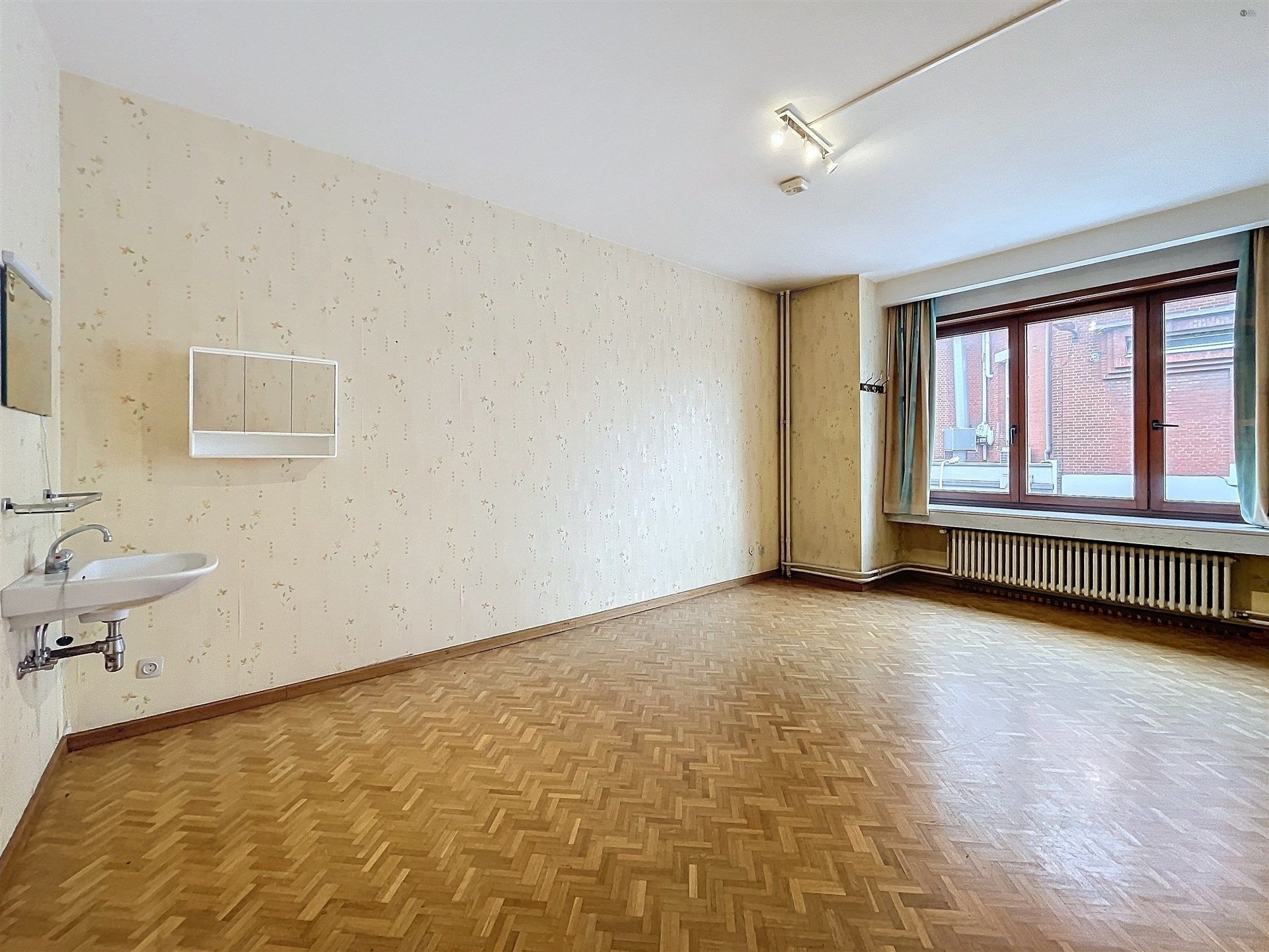 Riant huis (426m²) met 6 slaapkamers en dubbele garage nabij het centrum. foto 18