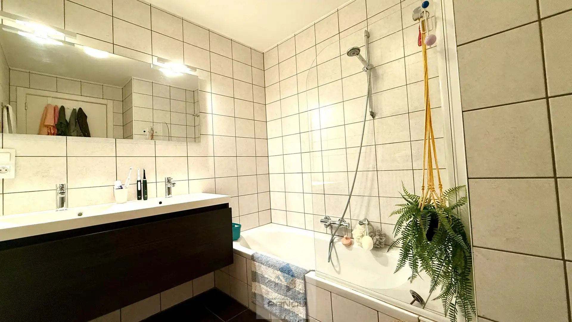 Centraal gelegen, gelijkvloers appartement met 2 slaapkamers en ruim terras met zicht op de Leie foto 11