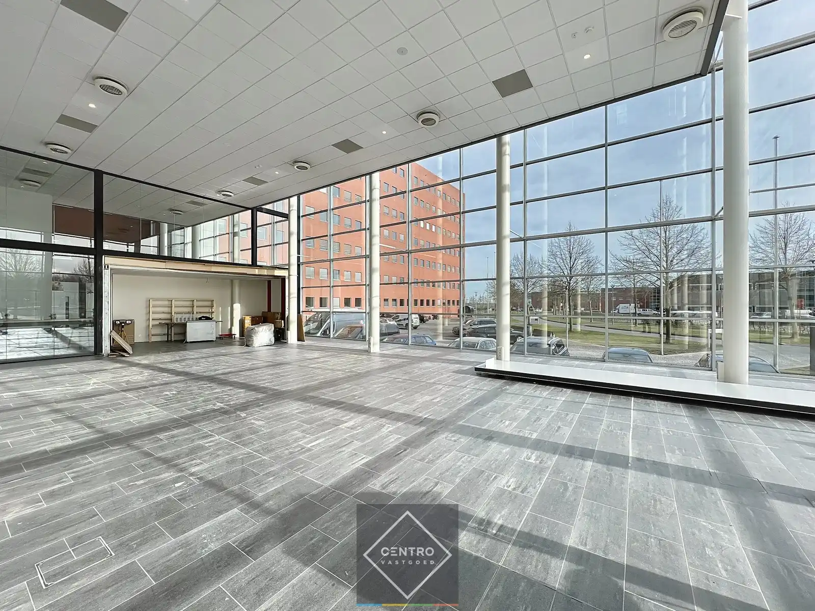 Instapklare KANTOORRUIMTE (± 225m²) - ALL-IN formule (huur, verbruik, randaccomodatie, etc.) te IEPER. foto 7