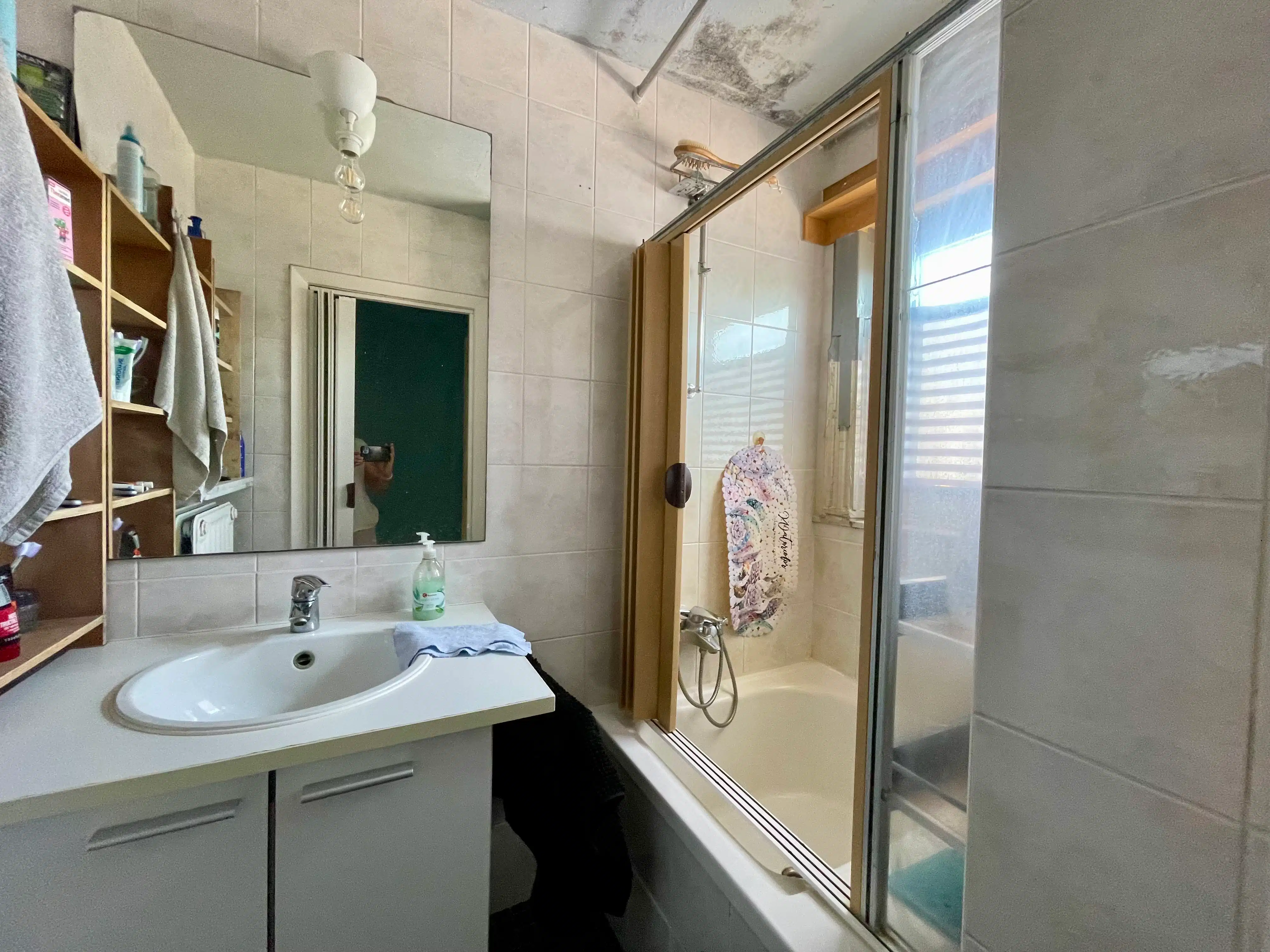Gerenoveerd appartement met twee slaapkamers en terras foto 8