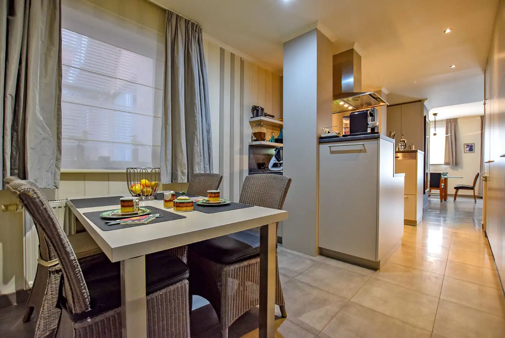 Prachtig onderhouden gelijkvloersappartement van maar liefst 175m² gelegen op 50m van het strand te Sint-Idesbald. foto 8