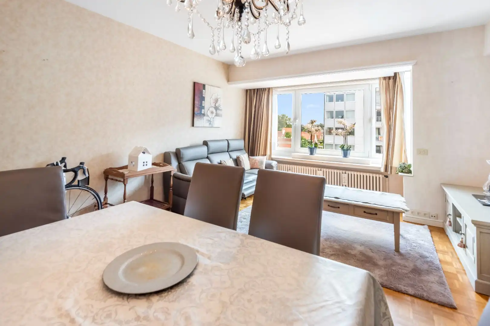 Aangenaam appartement met open zicht gelegen aan de zuidkant van het Burgemeester Frans Desmidtplein.  foto 3