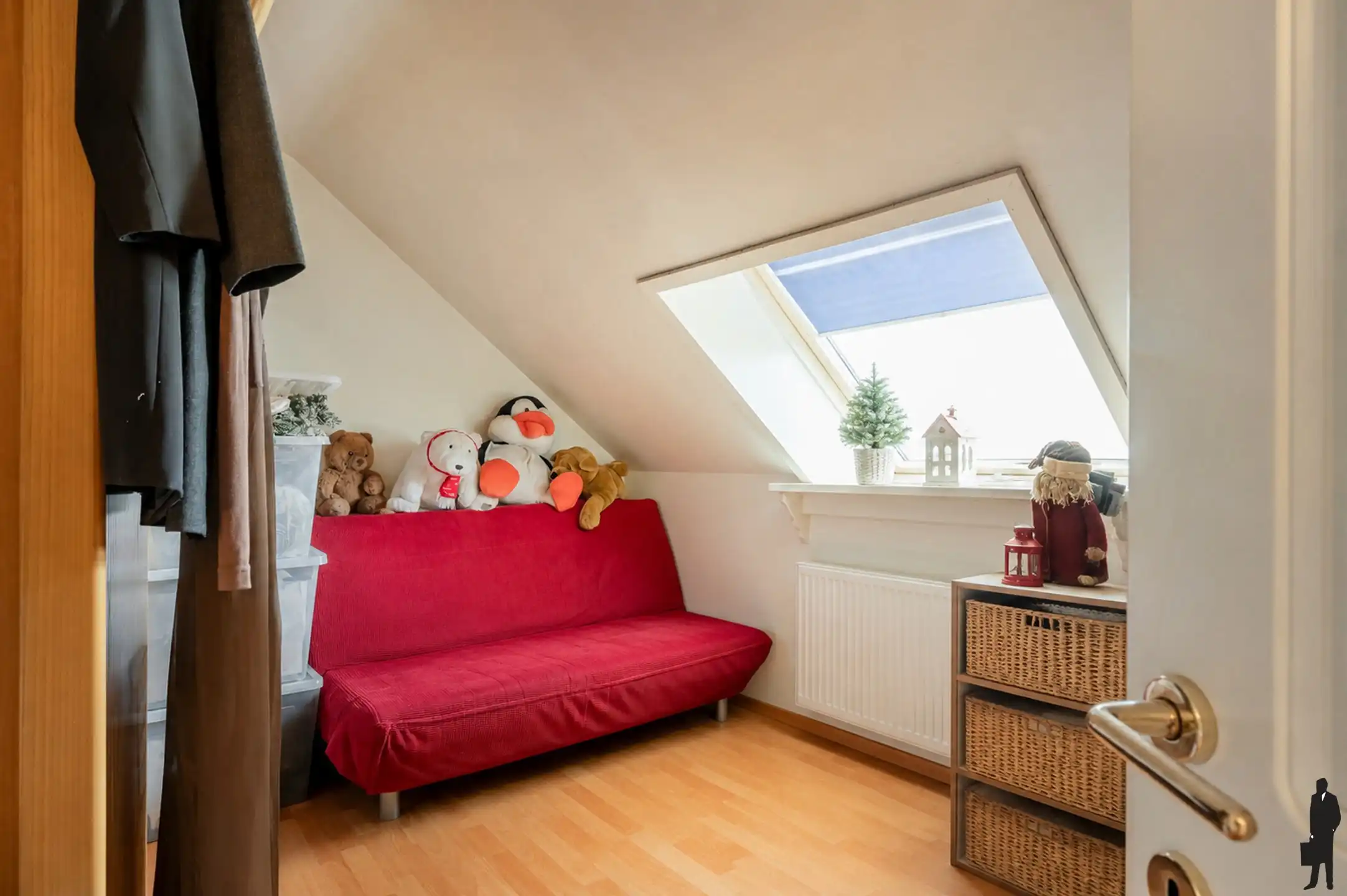 Verrassend ruime instapklare woning (2000) met prachtige, groene tuin met volwassen bomen en optimale privacy.  foto 17