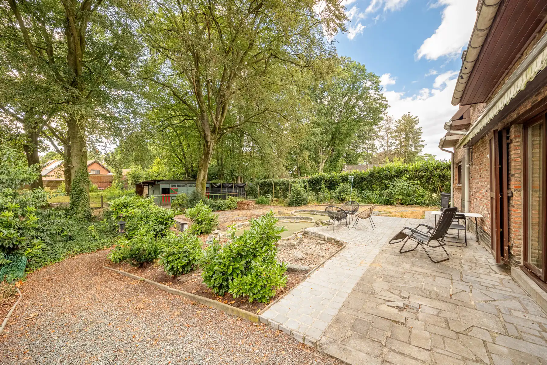 Te renoveren villa met paardenstallen op ca. 1753 m². foto 2