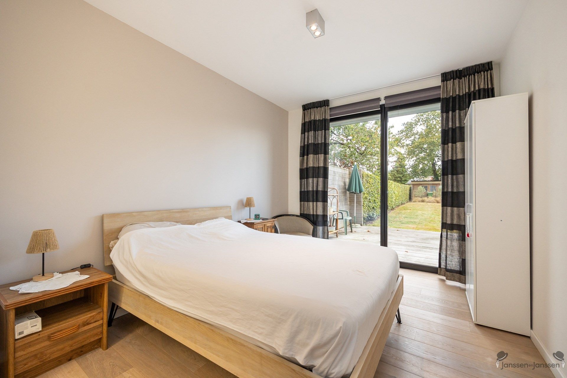 Instapklaar gelijkvloers appartement met tuin en 2 autostaanplaatsen foto 9