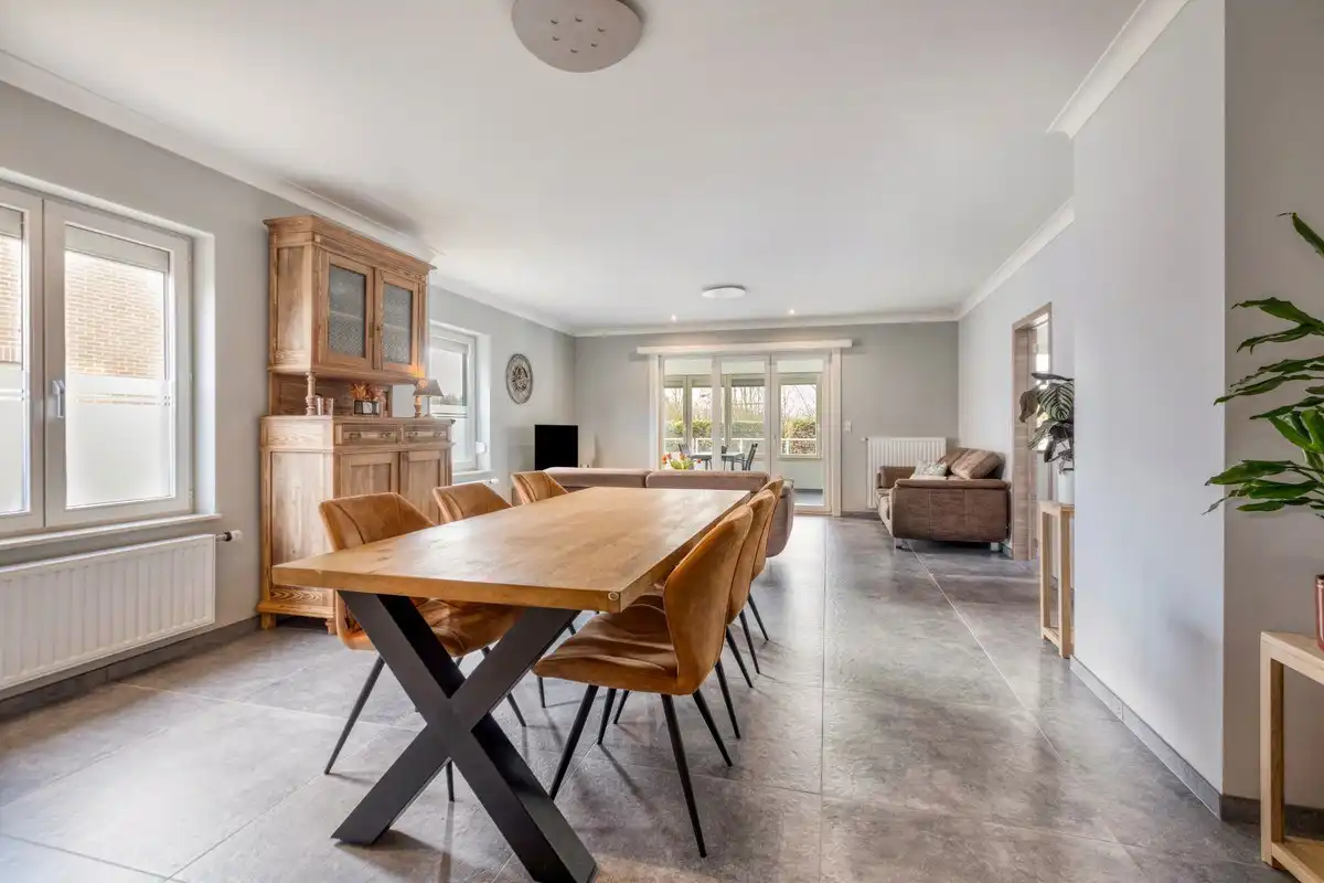 Instapklare villa met 3 slaapkamers, grote bureelkamer en garages foto 5