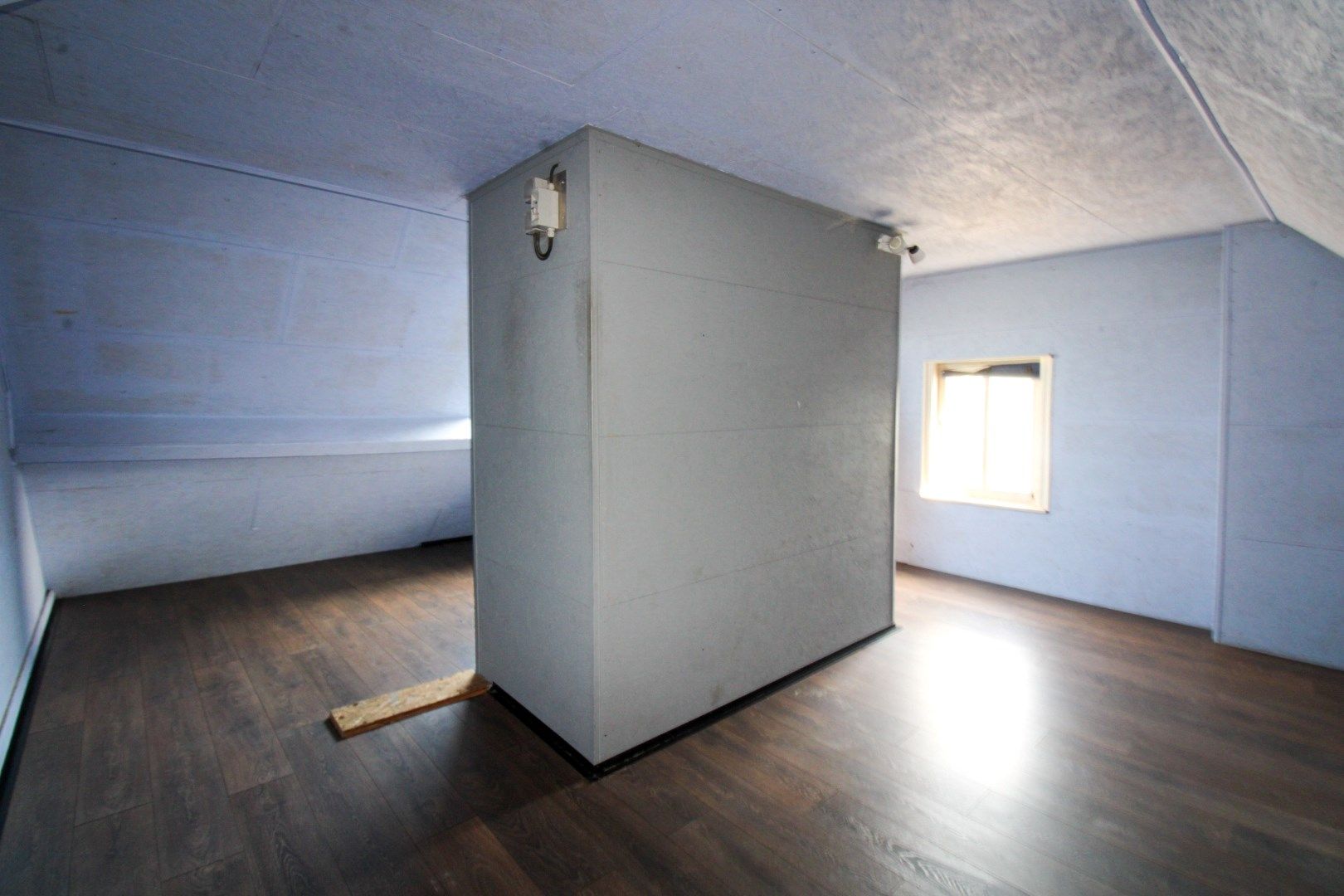 Unieke investeringskans: Halfopen bebouwing met garage, optie tot vijf slaapkamers en groot potentieel op toplocatie te koop in Waasmunster! foto 11