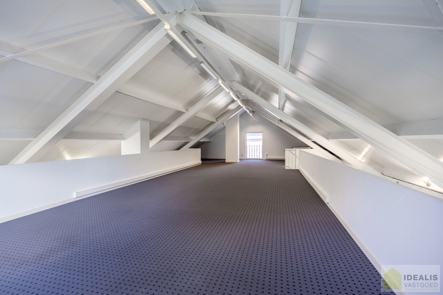 STATIGE, STRAKKE EN UITERST RUIME WONING/KANTOOR MET HOOGSTAANDE AFWERKING EN OOG VOOR DETAIL. VOORZIEN VAN 3 SLAAPKAMERS, RIANTE LEEFRUIMTES ÉN UNIEKE LANDSCAPE KANTOORRUIMTES OP RESIDENTIËLE DOCH GUNSTIGE LOCATIE! foto 43