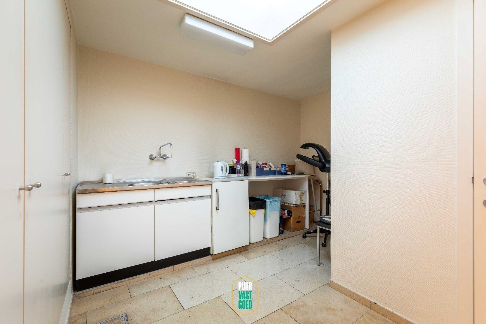 Gerenoveerd mooi Brugs hoekpand met trapgevel ingericht als kapsalon foto 12