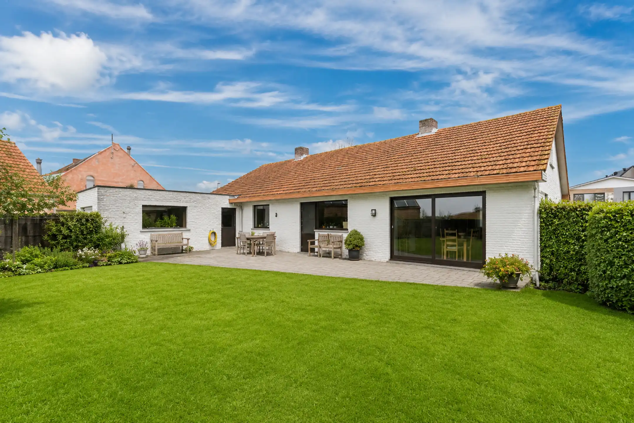 Hoofdfoto van de publicatie: Gelijkvloerse ééngezinswoning met 3 slpk. en inpandige garage in Ravels 
