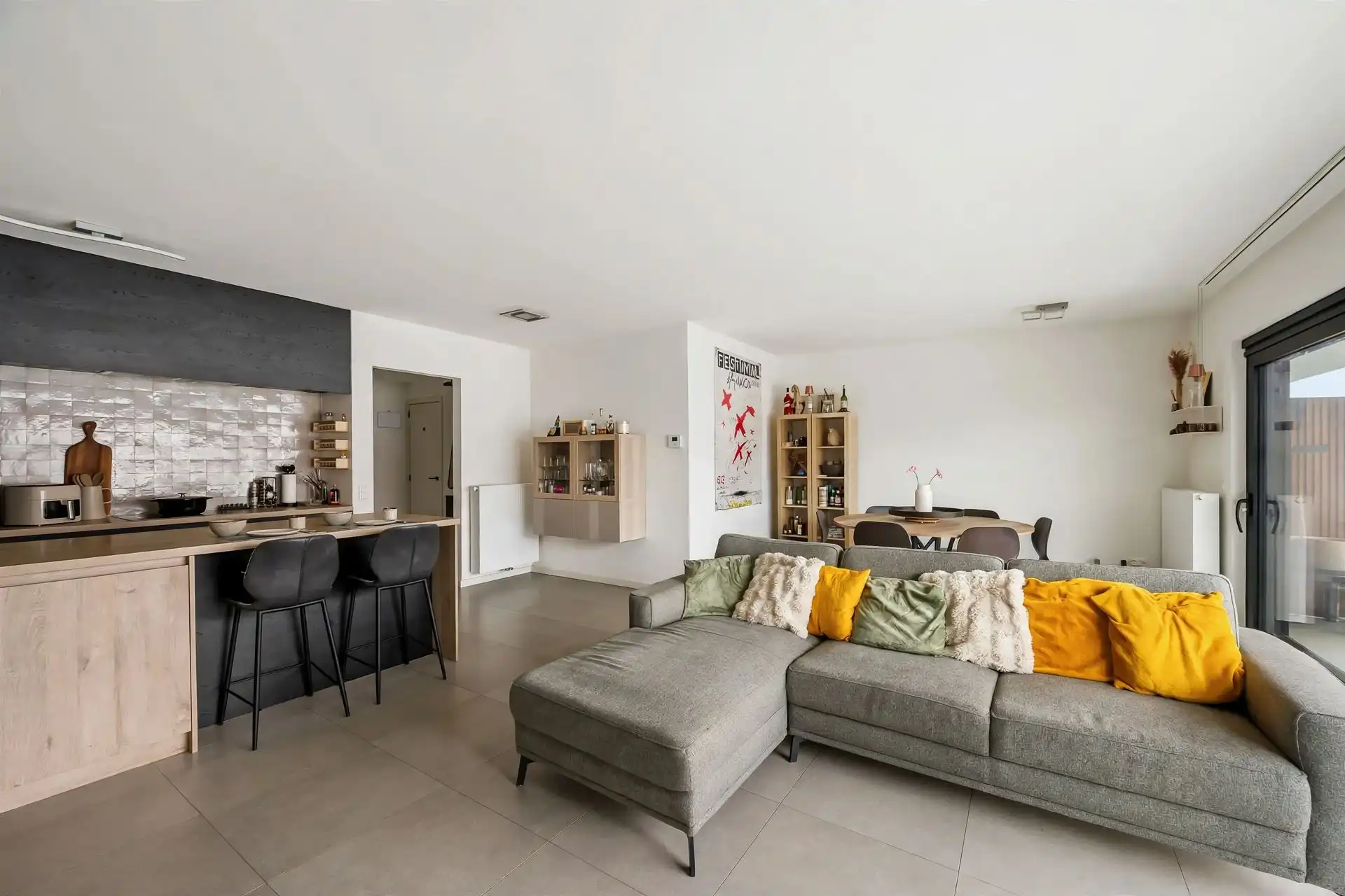 Instapklaar appartement met 2 slks, ruim terras en parking foto 3
