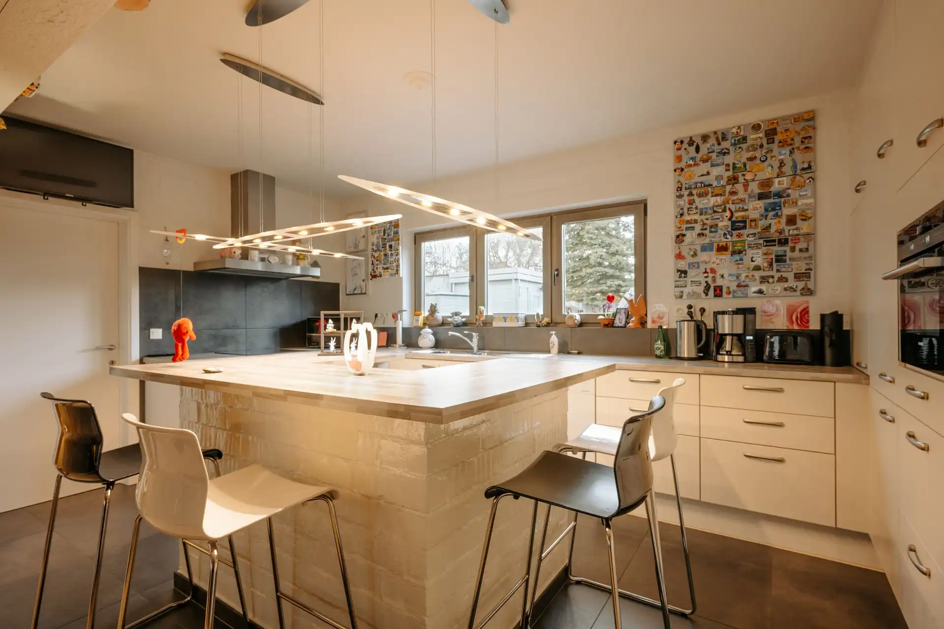 Stijlvolle halfopen woning met grote tuin en zwembad! foto 5