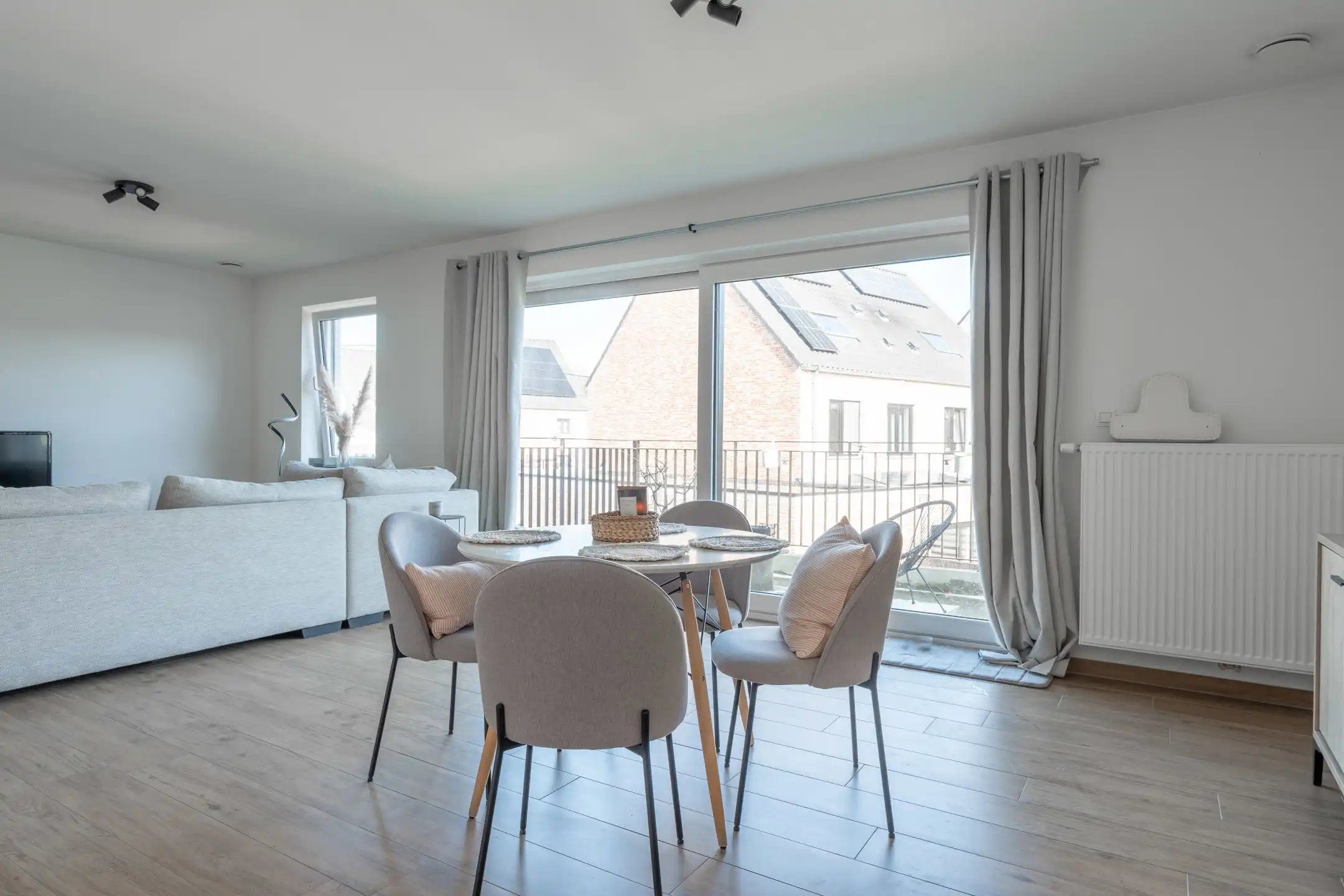 Modern 2-slaapkamer appartement met terras en staanplaats. foto 8