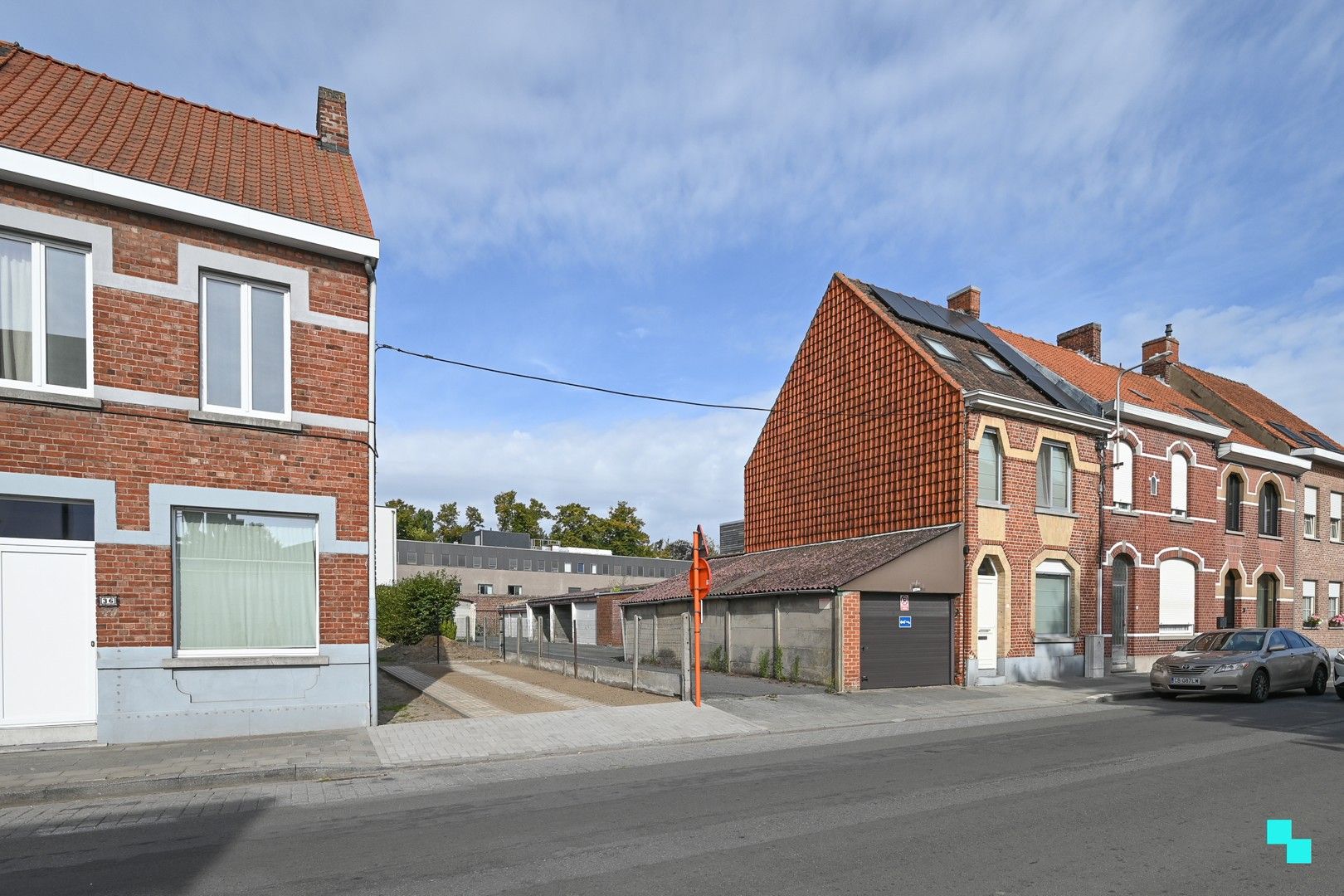 Garagecomplex (17 boxen) op gunstige locatie nabij Frunpark foto {{pictureIndex}}