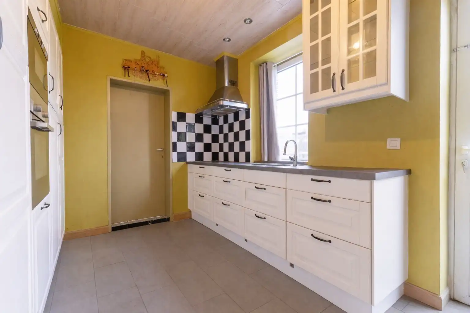 Kloeke woning met tuin, 2 garages en uitweg foto 8