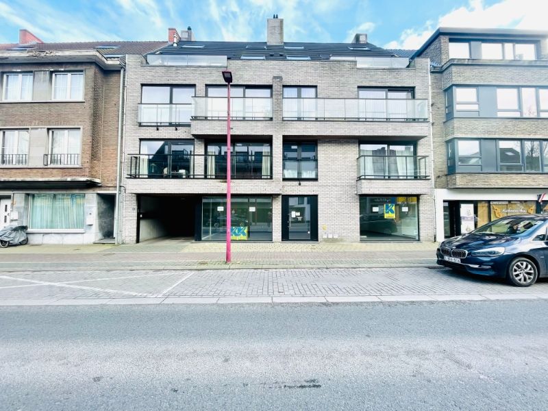 Centraal gelegen handelspand (153vkm) in Deinze met 2 parkeerplaatsen foto {{pictureIndex}}