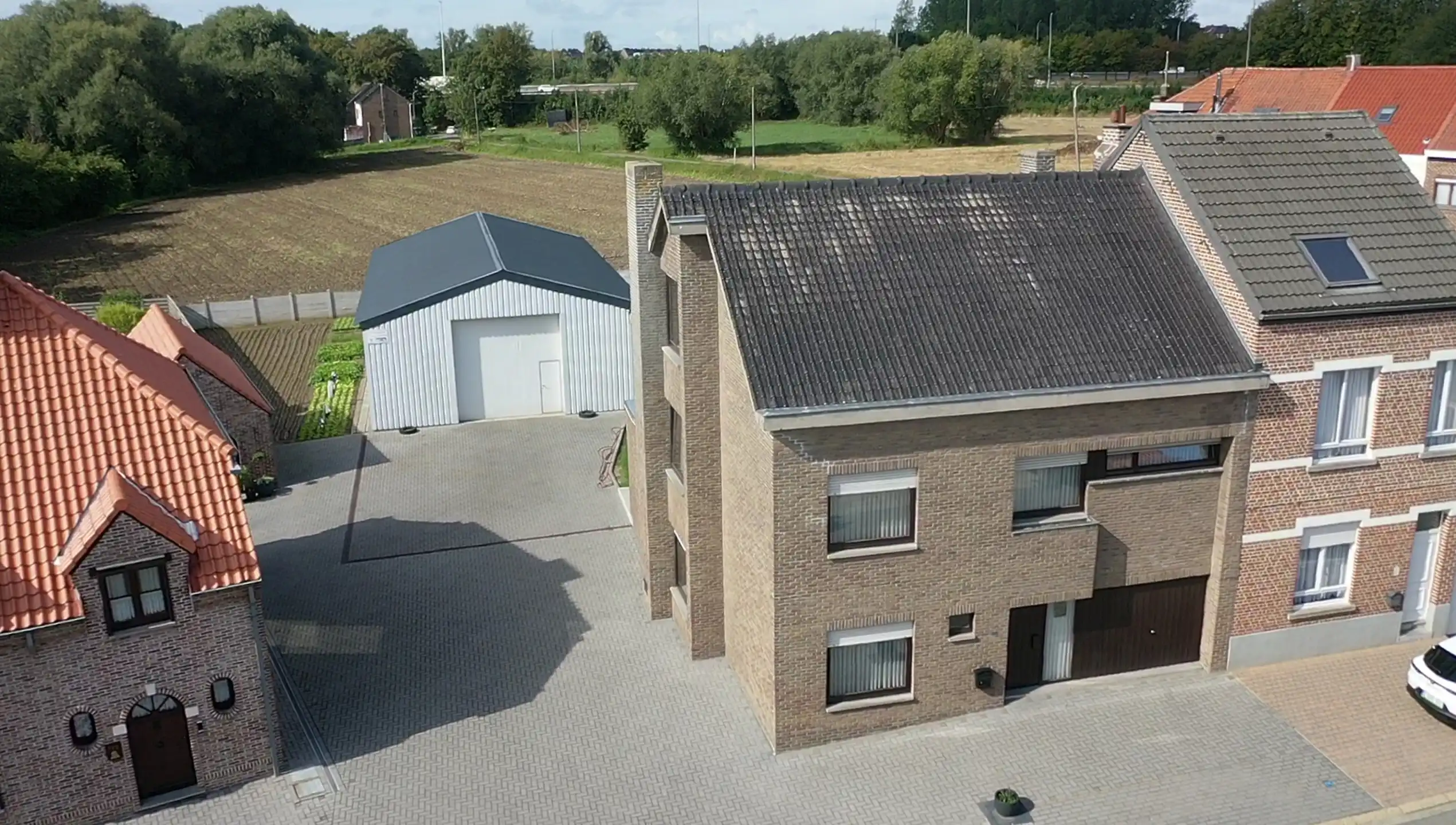 Hoofdfoto van de publicatie: Karaktervolle woning met grote loods in Dilbeek!