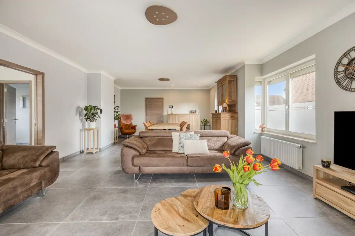 Instapklare villa met 3 slaapkamers, kantoor en garages foto 12