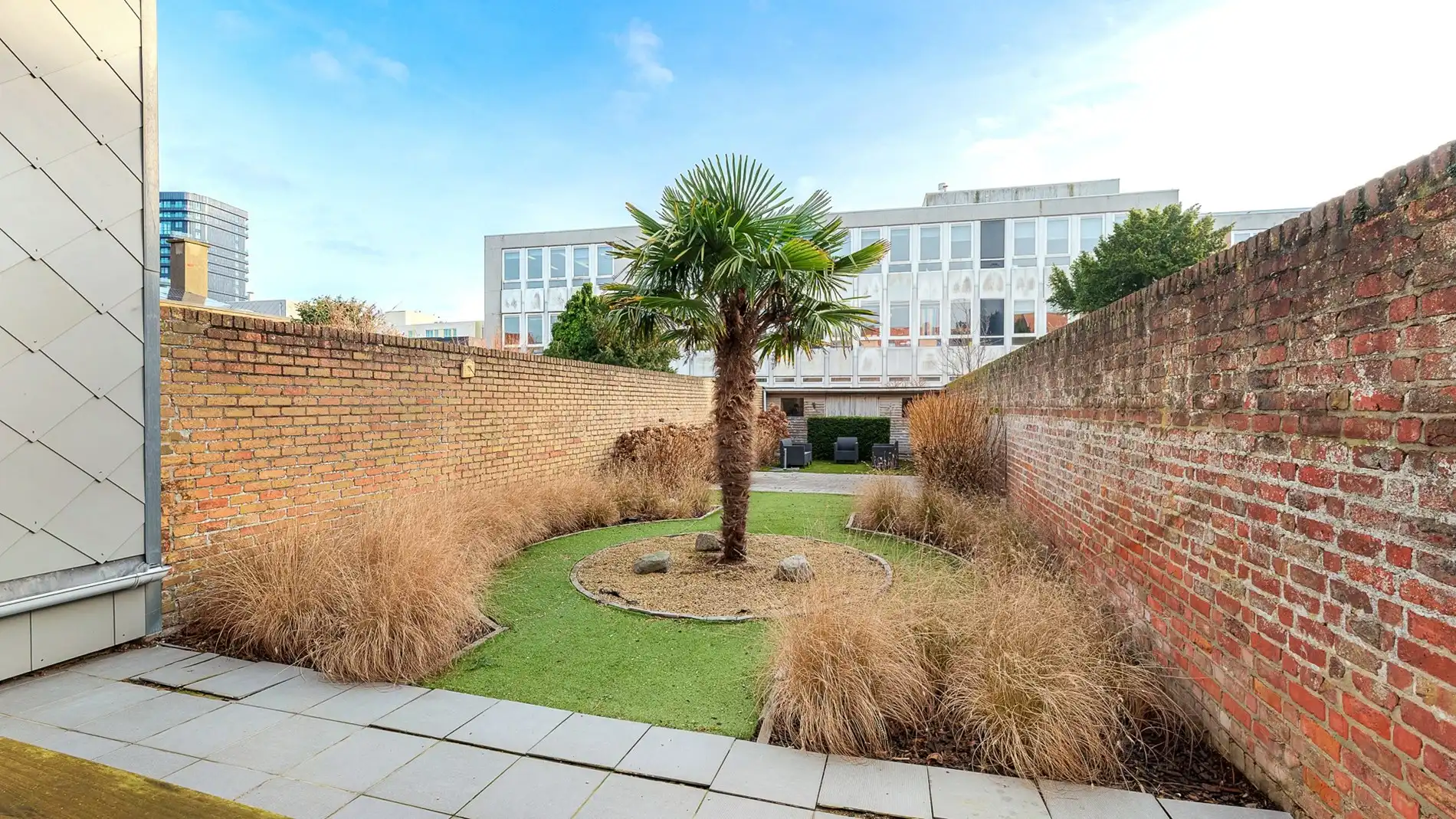 Instapklare woning met zonnige tuin in het centrum van Heist foto 13