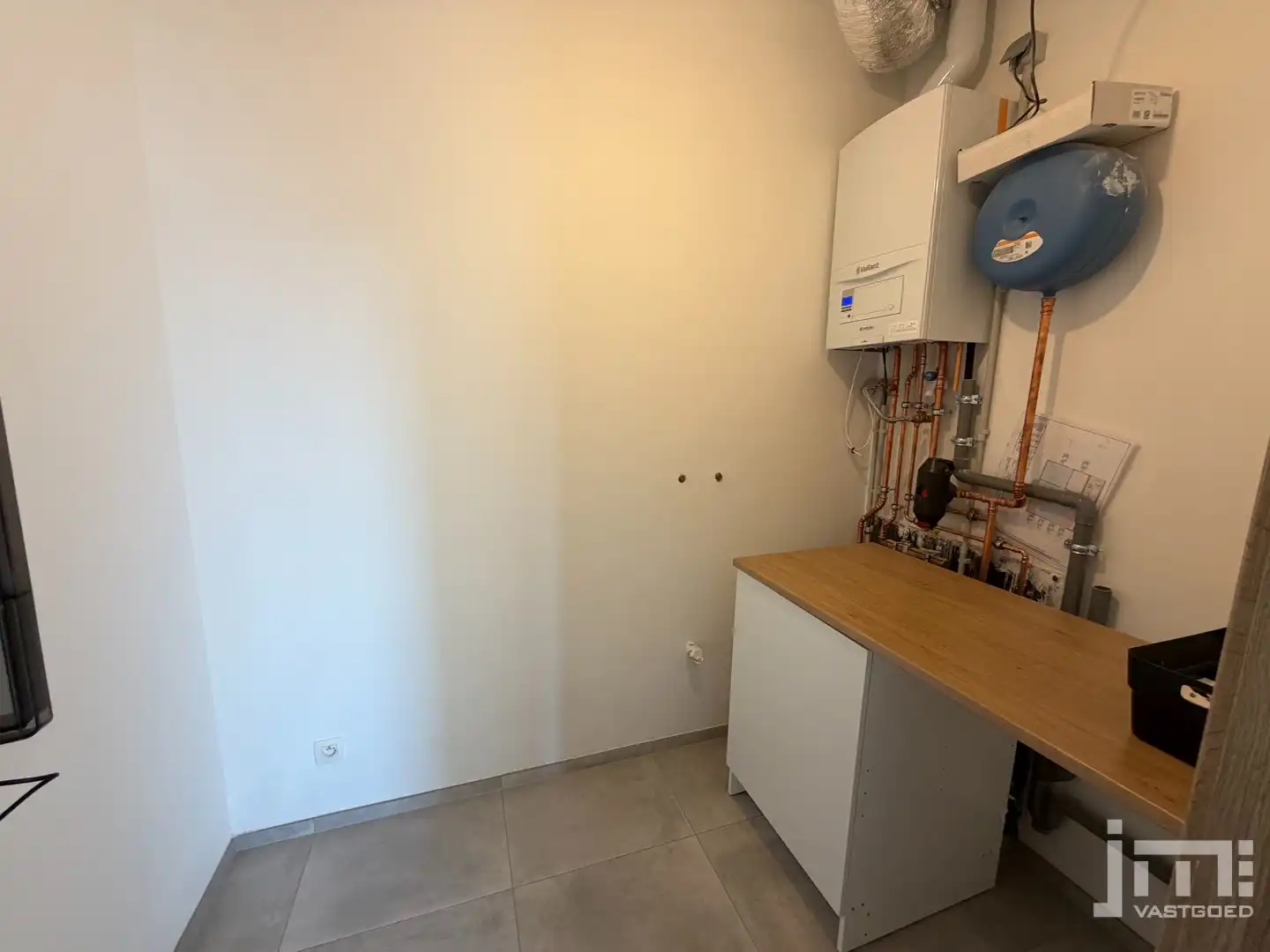 Recent appartement met 2 slaapkamers, carport en buitenberging foto 9