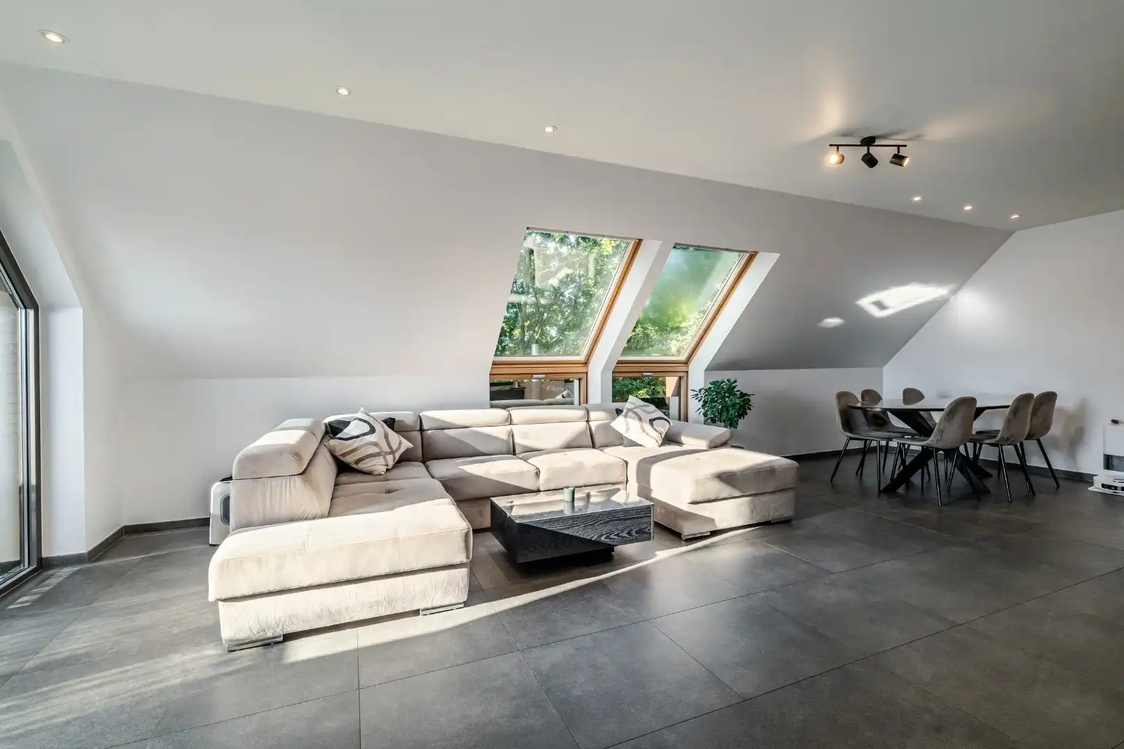 Instapklaar en lichtrijk appartement met terras en carport foto 2