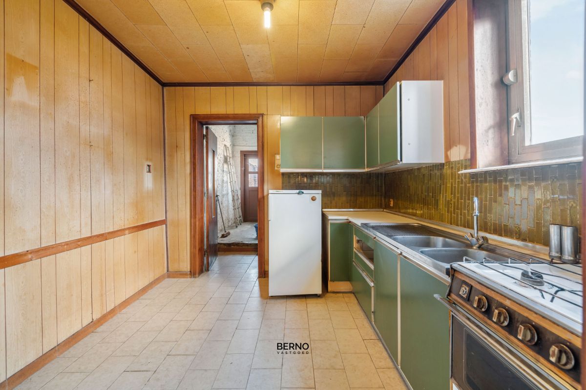 Te renoveren, ruime rijwoning met tuin en garageboxen foto 9