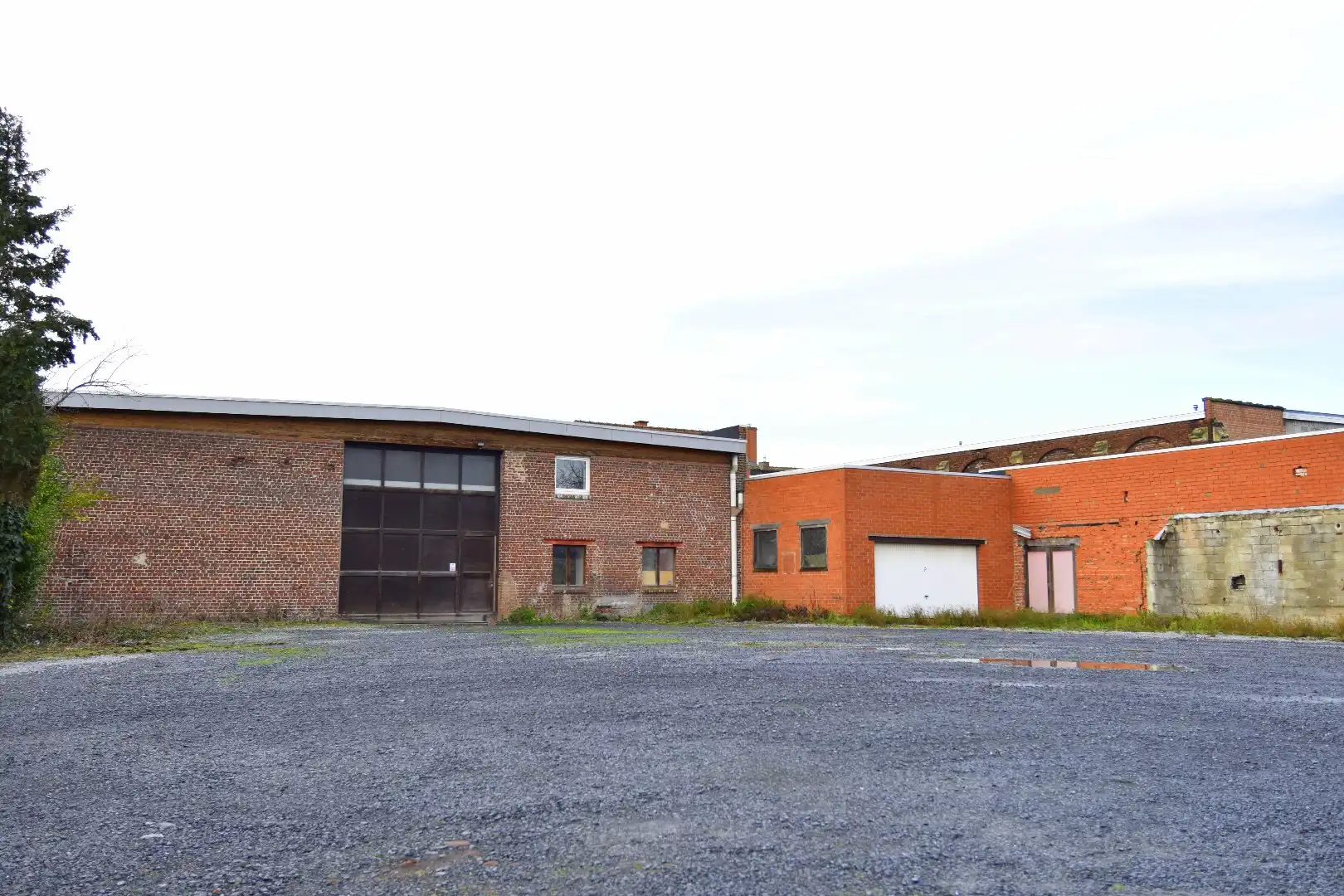 Praktische en vlot bereikbare opslagruimte van 568 m² te koop in Bissegem foto 2