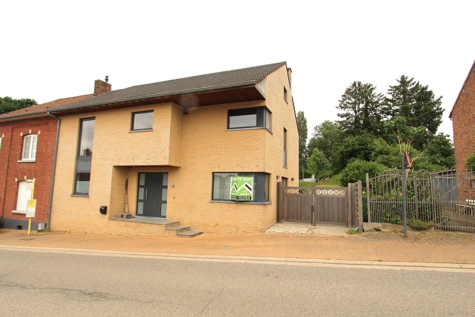 RECENTE WONING MET 5 SLAAPKAMERS EN GROTE TUIN foto {{pictureIndex}}