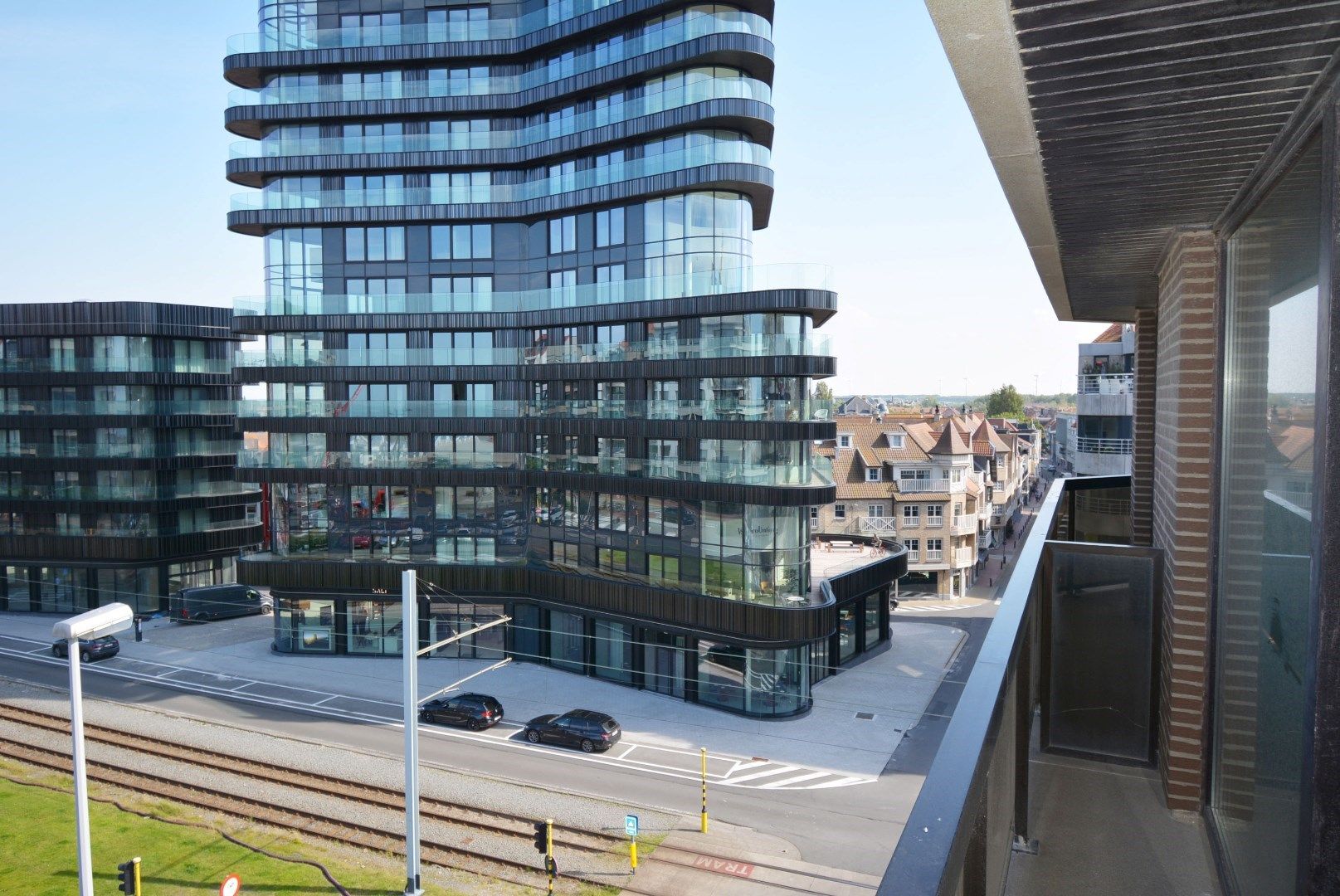 Prachtig gerenoveerd appartement met open panoramische zichten en zeezicht, op het Heldenplein te Heist foto 2