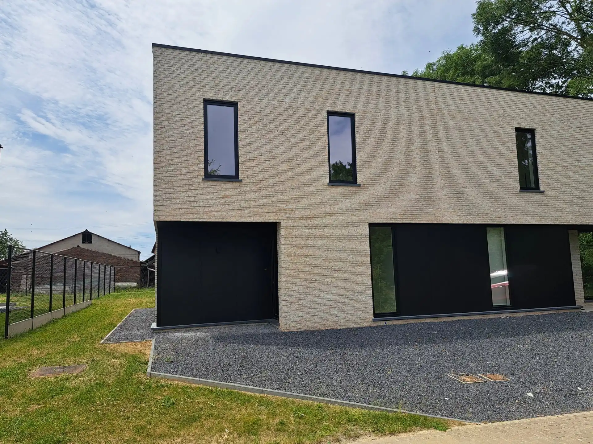 INSTAPKLARE NIEUWBOUWWONING MET 3 SLPK’S (LOT 8) IN MILLEN – RIEMST foto {{pictureIndex}}