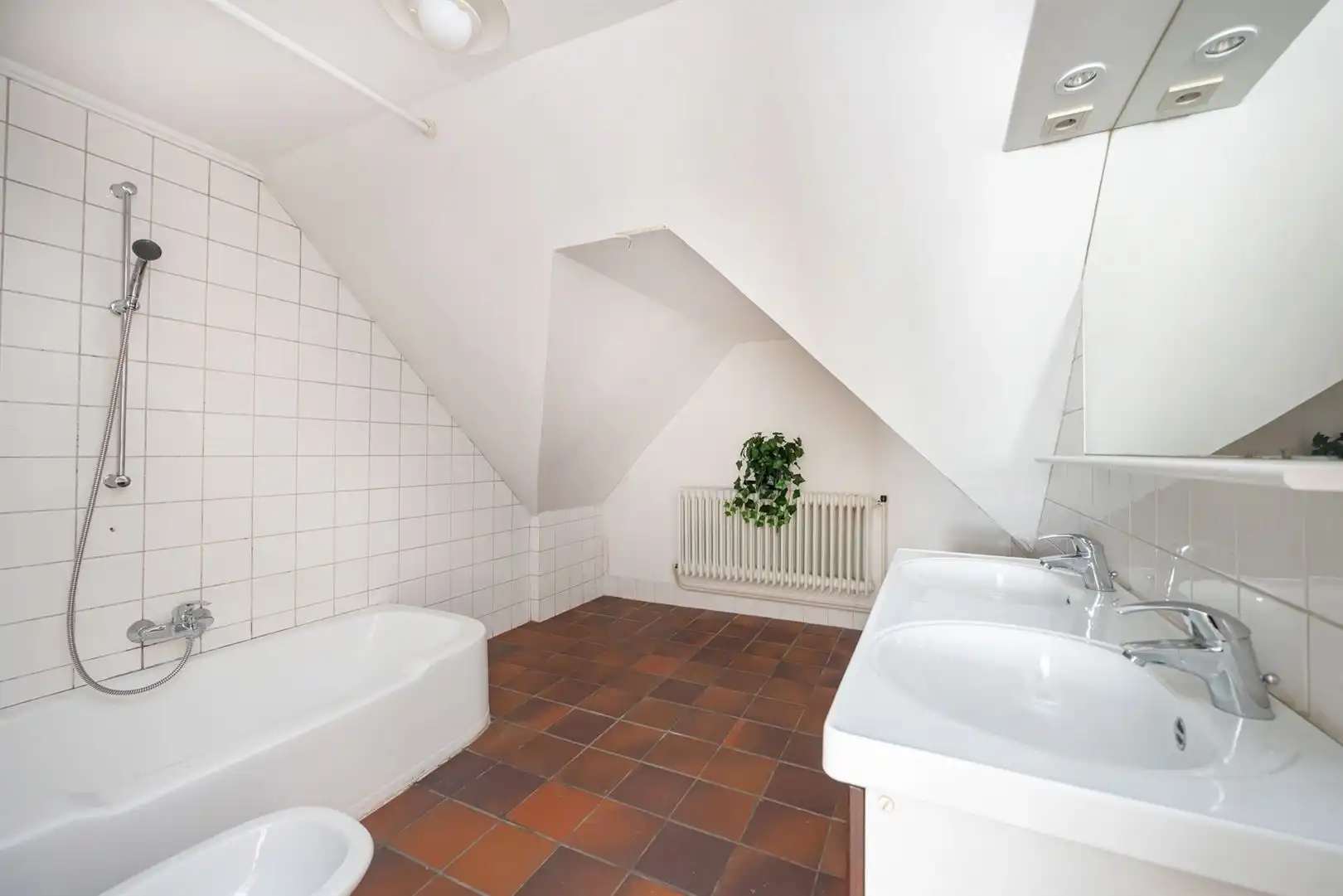 Grote woning in de dorpskern, met tuin en achter-uitweg. 'Must-see'! foto 16