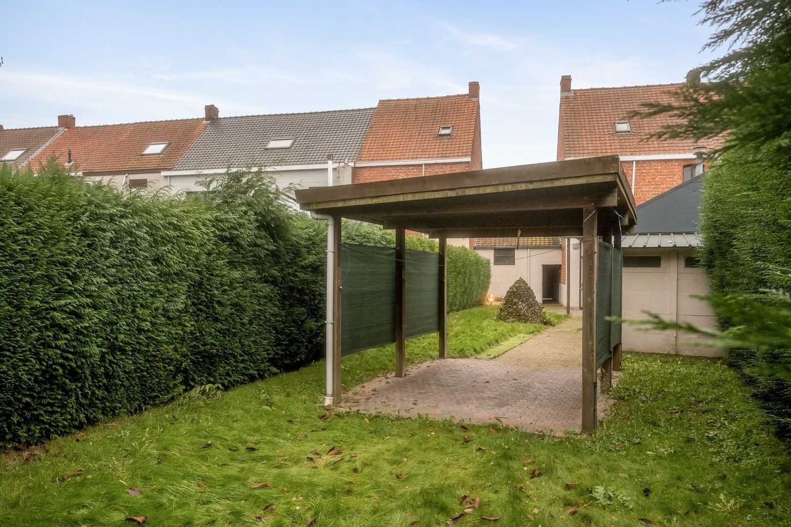 Stadswoning met 3 ruime kamers met aparte doorgang naar een gezellige tuin en gesloten garage naast de woning foto 13