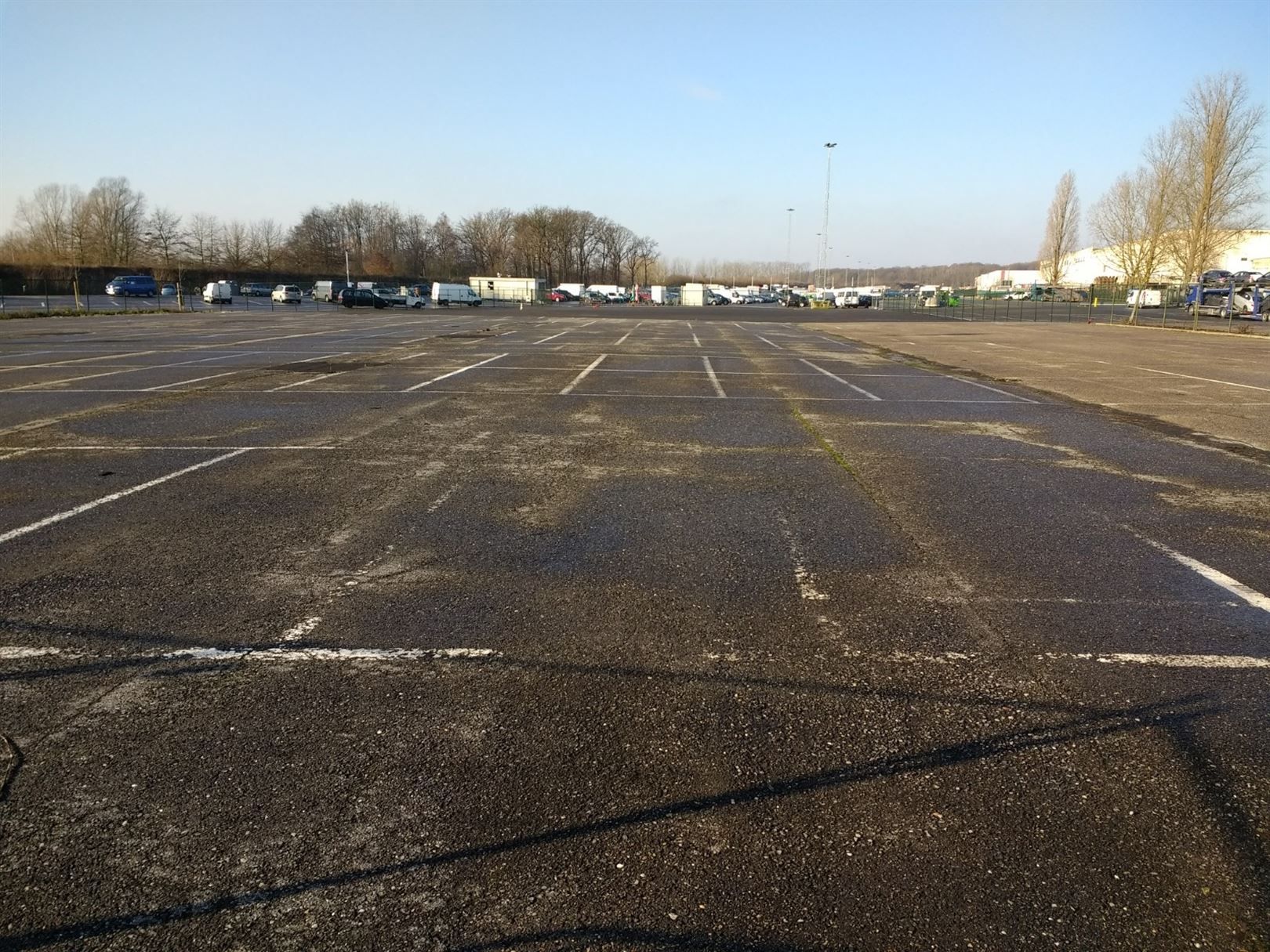 Ruime parking/stockageruimte langs de A12 te Wilrijk foto {{pictureIndex}}