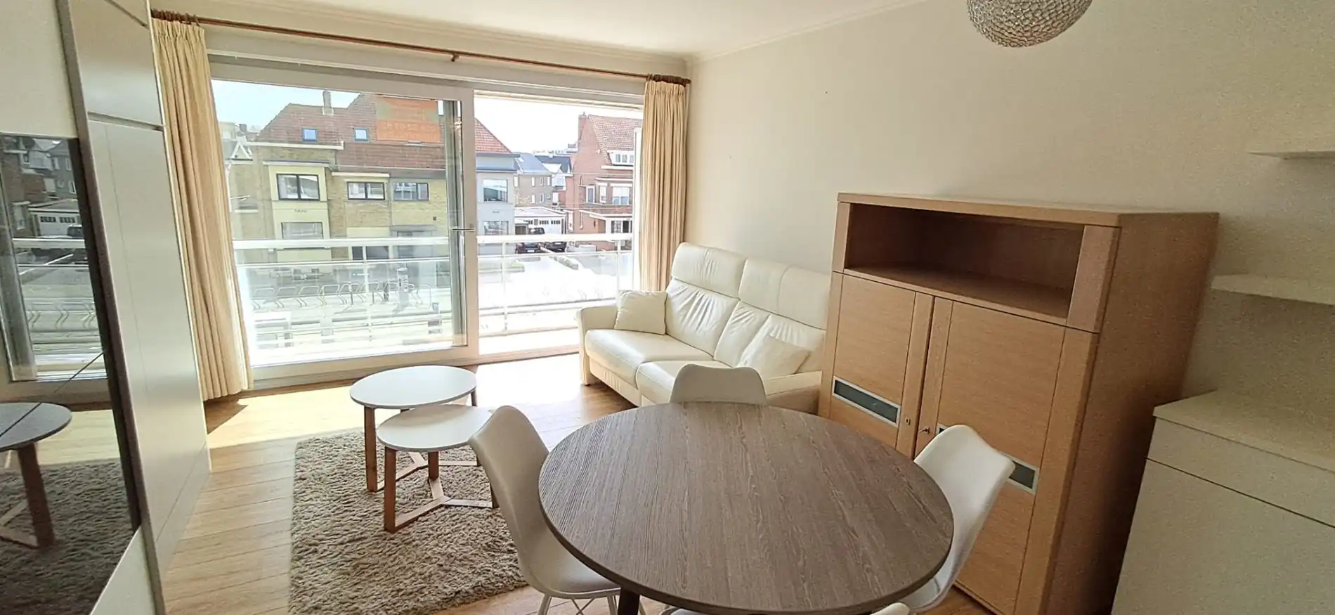 ZONGERICHTE CENTRAAL GELEGEN  STUDIO TE HUUR OP JAARBASIS foto {{pictureIndex}}