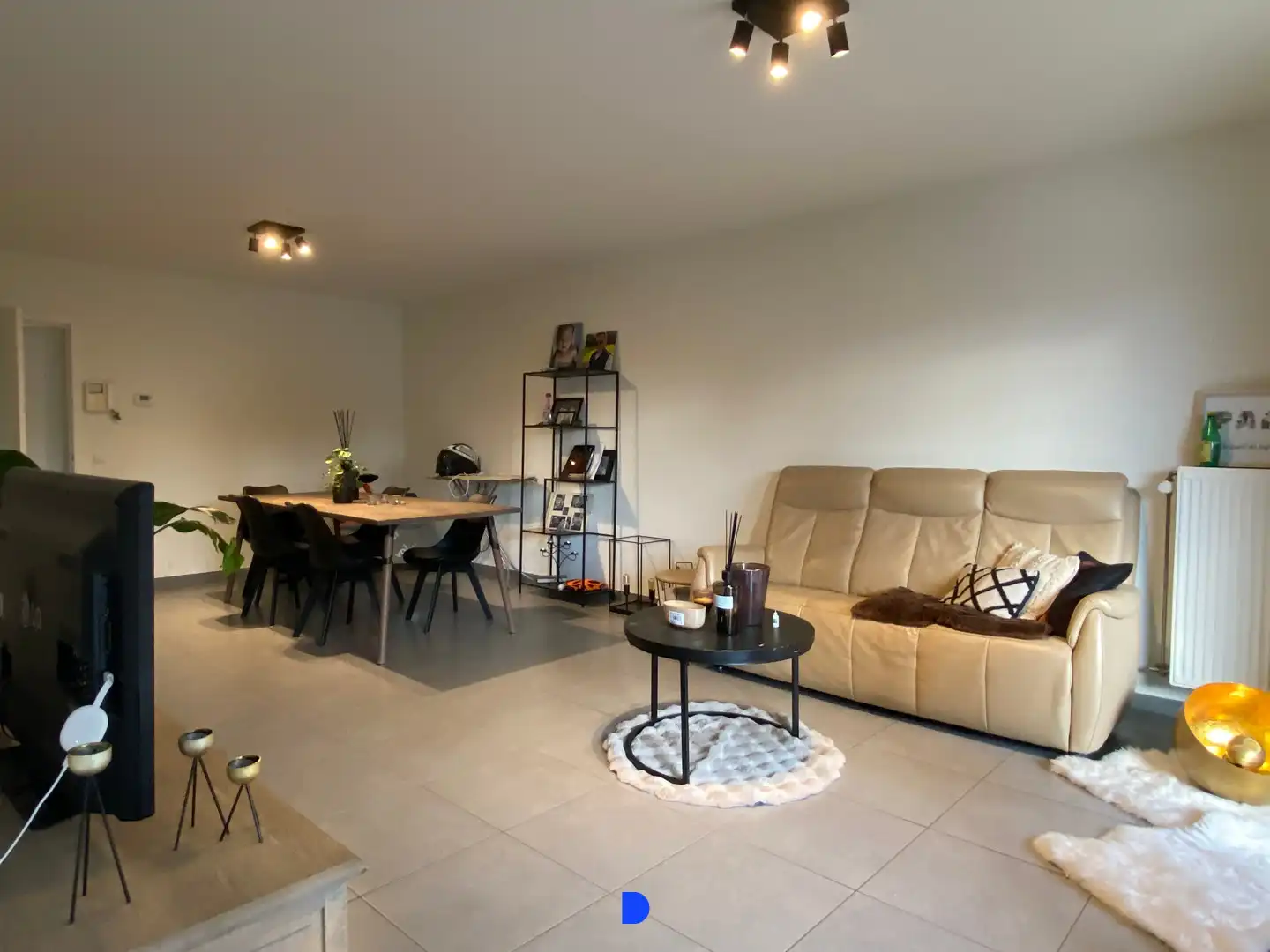 Comfortabel appartement met 2 slaapkamers en garage. foto 2