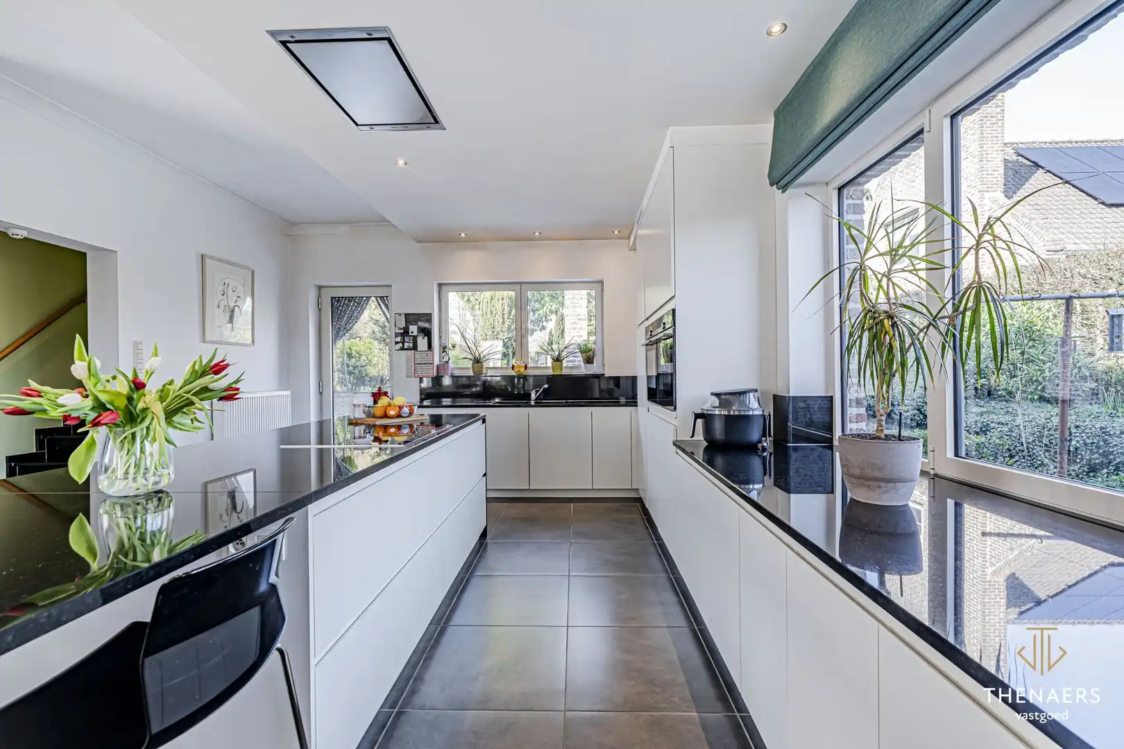 Karaktervolle en uitzonderlijk ruime woning met 5 slpks op&nbsp;een perceel van 36a 60ca. foto 9