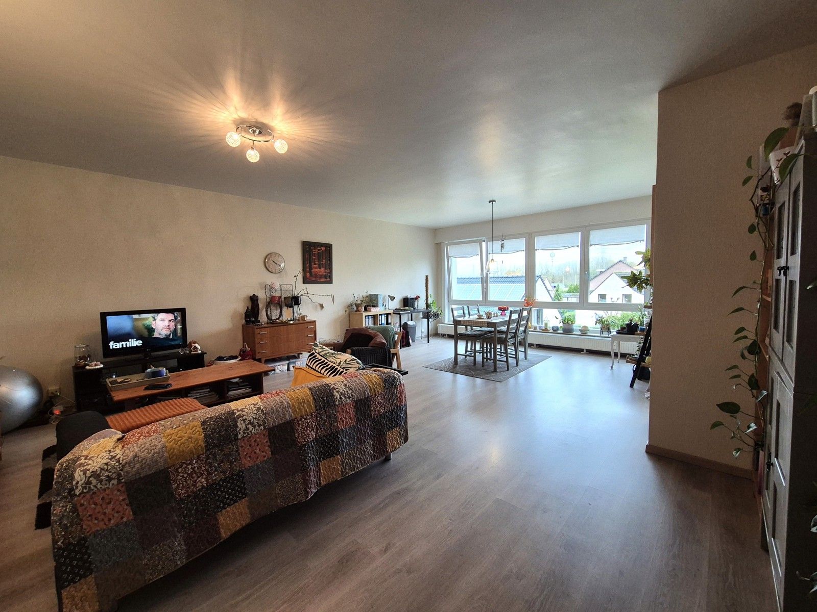 Rustig gelegen met royale living, veel licht en garage foto 2