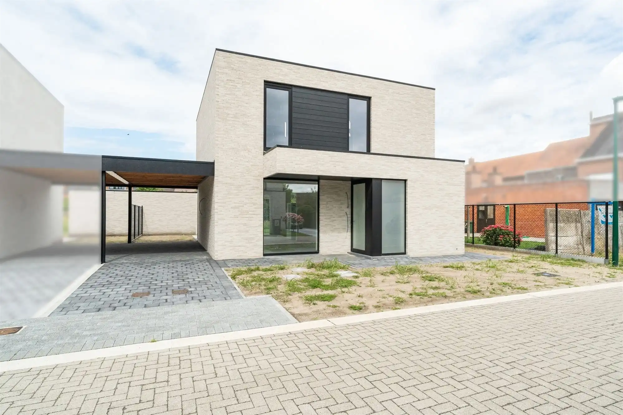 Instapklare nieuwbouwwoning met 3 slaapkamers, carport en zonnige tuin foto {{pictureIndex}}