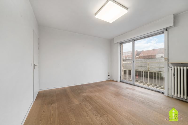 Vooraan Sint-Andries, LICHTRIJK RUIM HOEKAPPARTEMENT met bureau, 2 slaapkamers en zonnebalkon foto 4