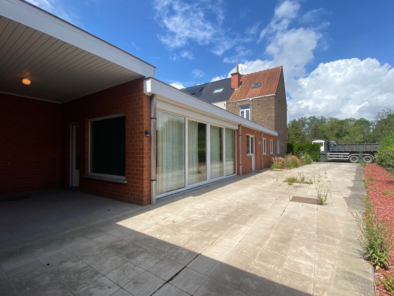 Hoofdfoto van de publicatie: Ruime halfopen gezinswoning met grote garage/atelier (+/- 60m²) op een strategische ligging.