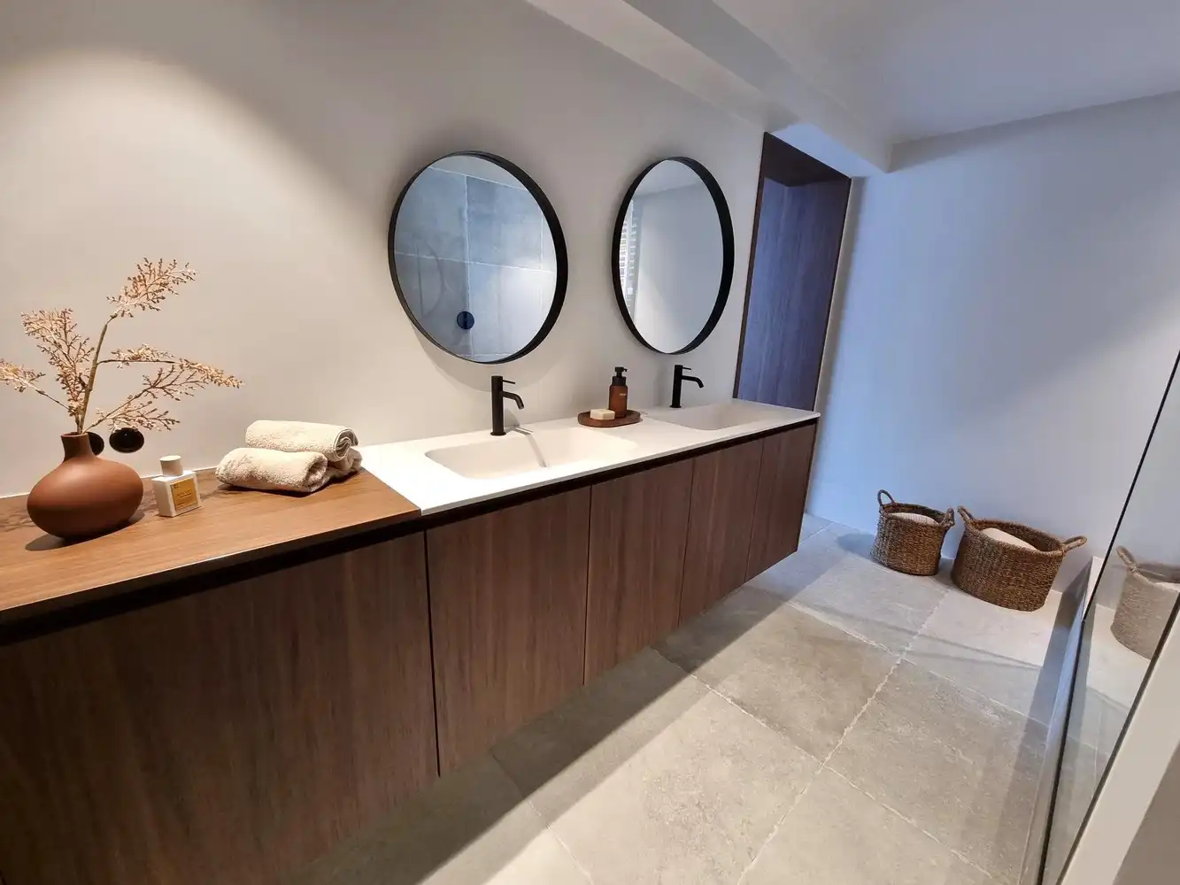 Prachtige villa woning, 5 slks, rustig gelegen met zonnige, diepe tuin voorzien van zwembad en poolhouse. foto 9