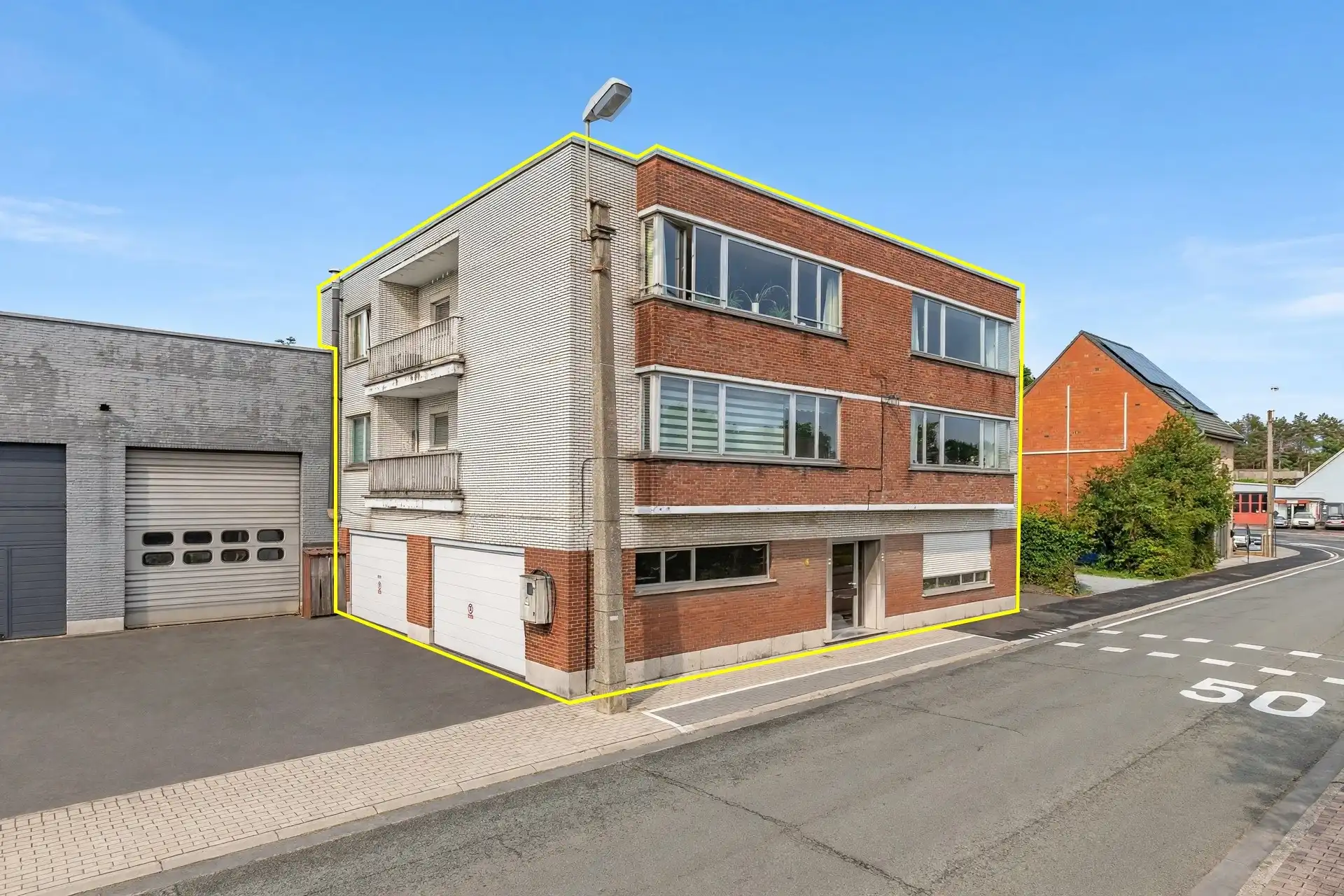 Opbrengsteigendom met 5 appartementen en 5 garages op toplocatie te Wetteren! foto {{pictureIndex}}
