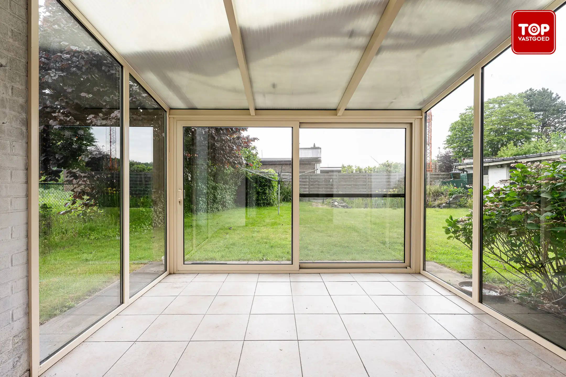 Te renoveren bungalow met charmante tuin op een toplocatie. foto 10