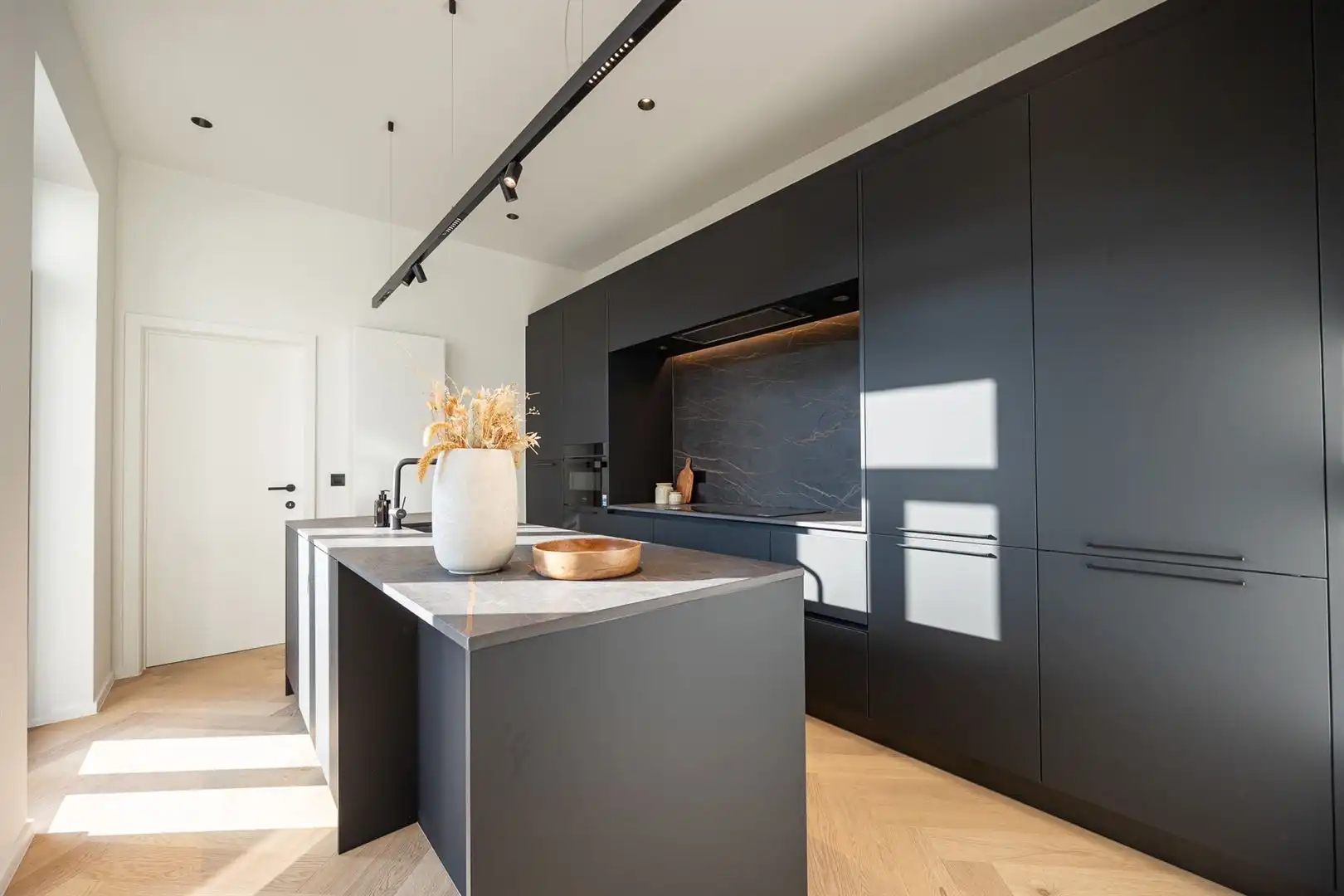 Gerenoveerd appartement met luxe-afwerking en topterras foto 8