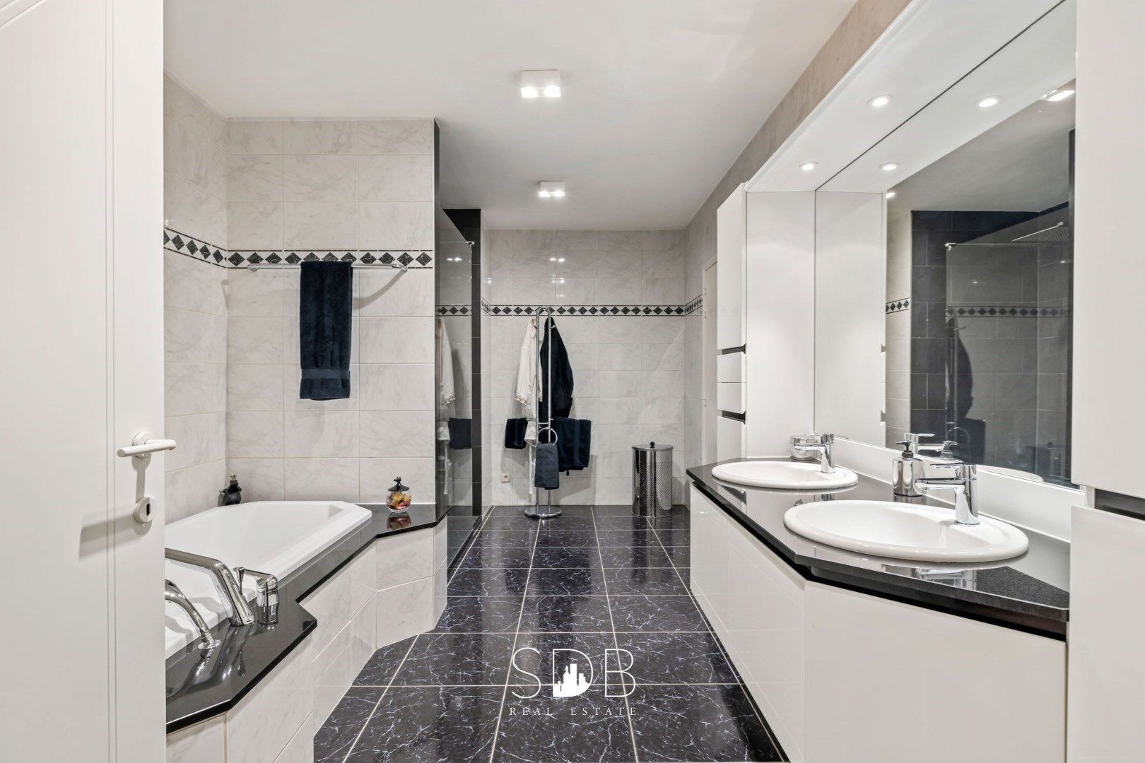 Woning + appartement en handelsruimte op 2.135m² foto 18