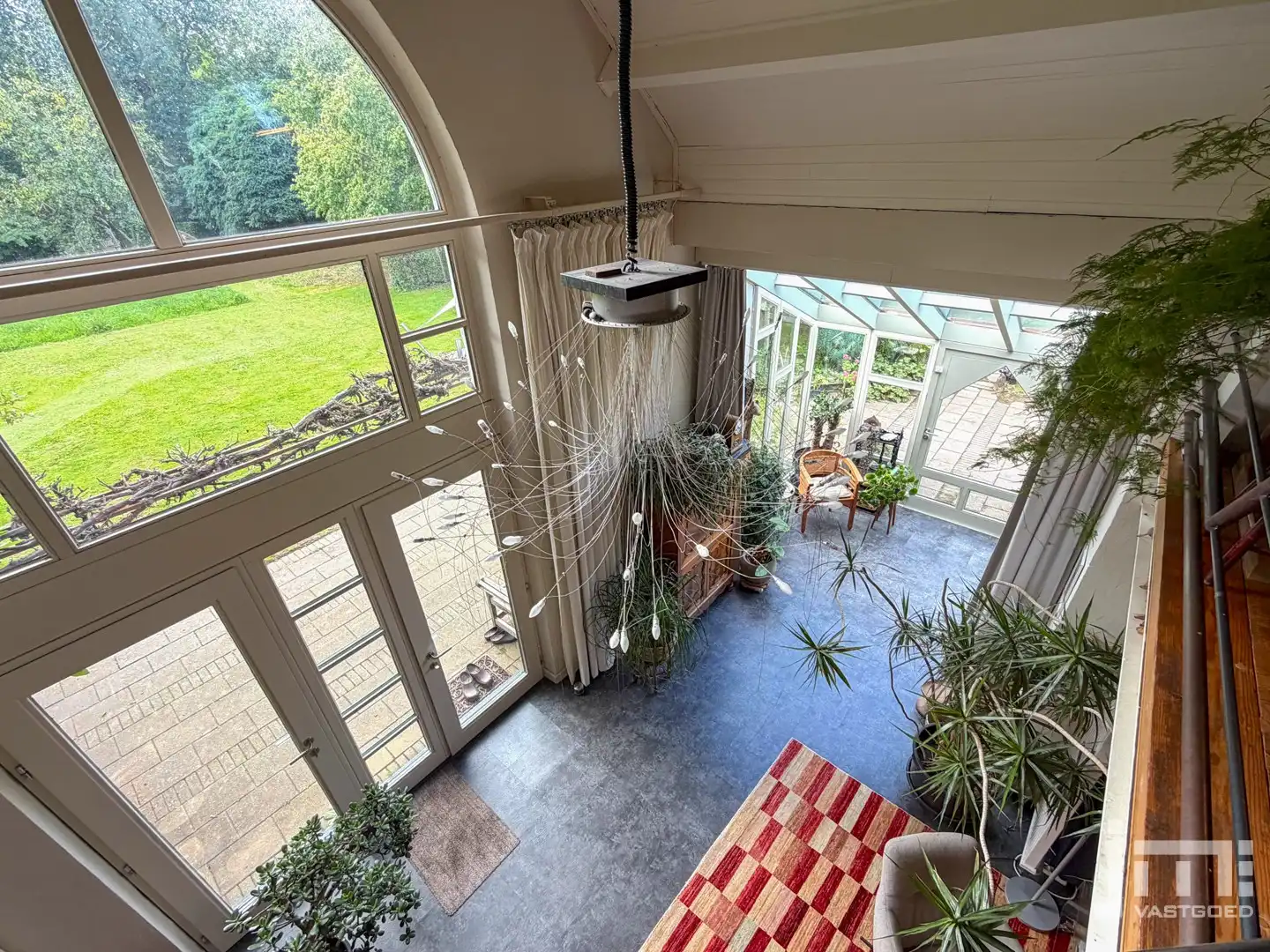 Unieke, karaktervolle woning met prachtige vide en idyllische tuin foto 5