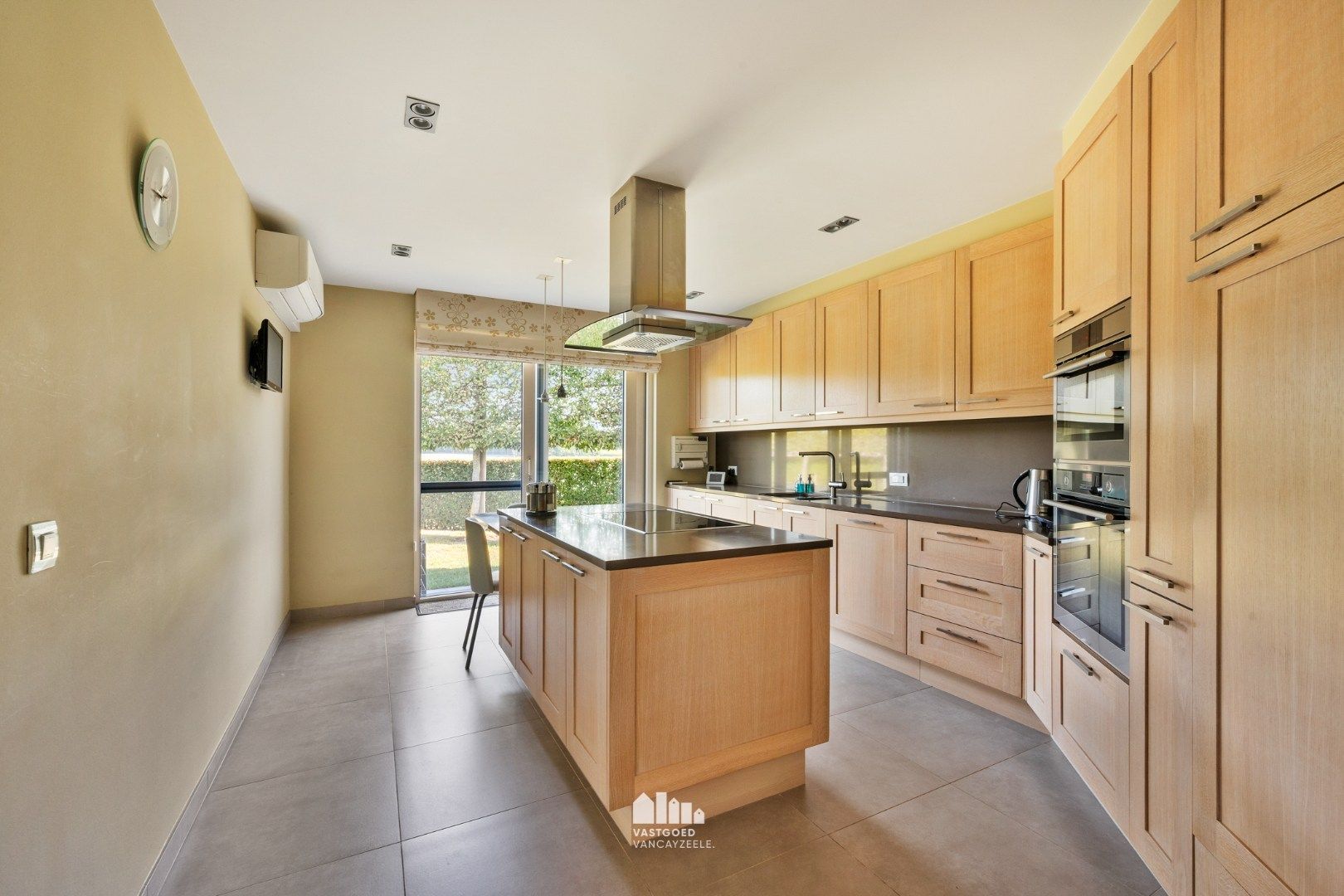 Goed onderhouden villa met grote tuin en twee garages op centrale ligging.   foto 11